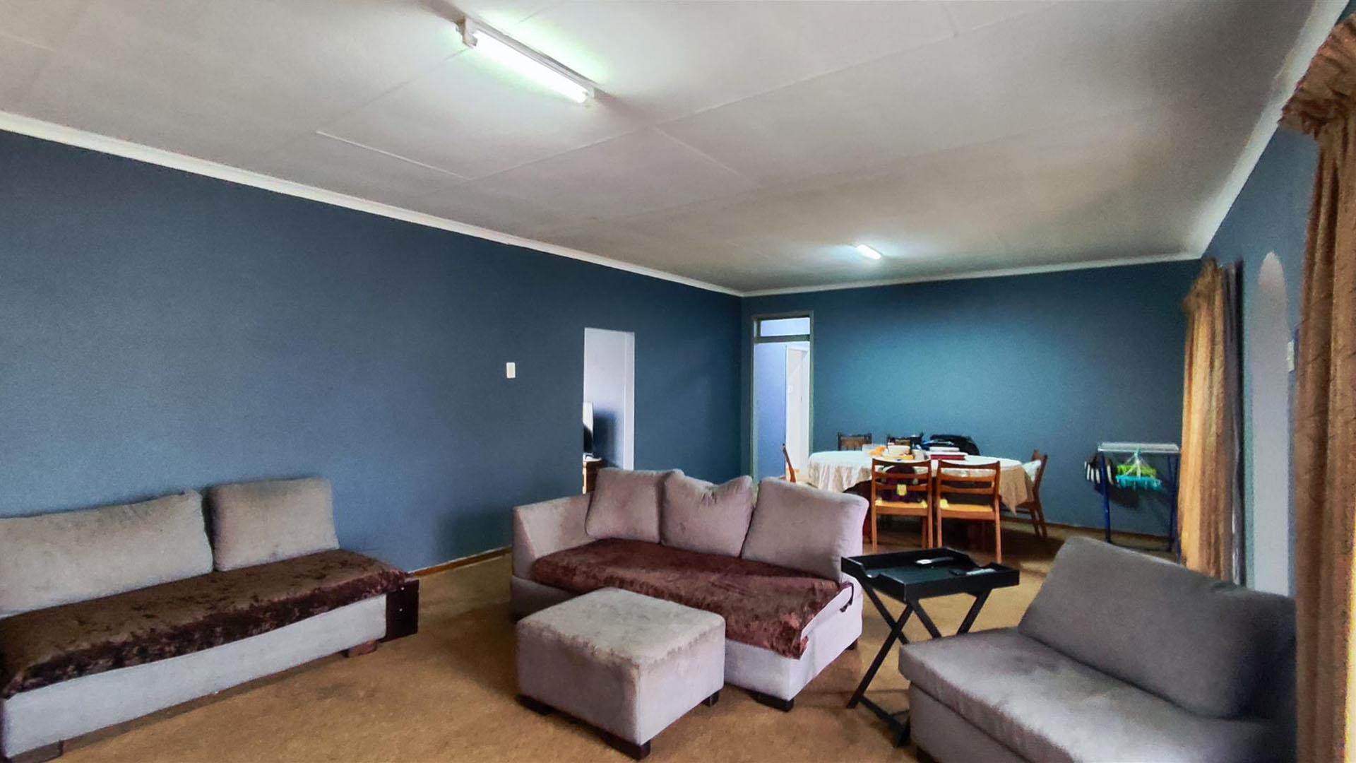 Lounges - 38 square meters of property in Barvallen