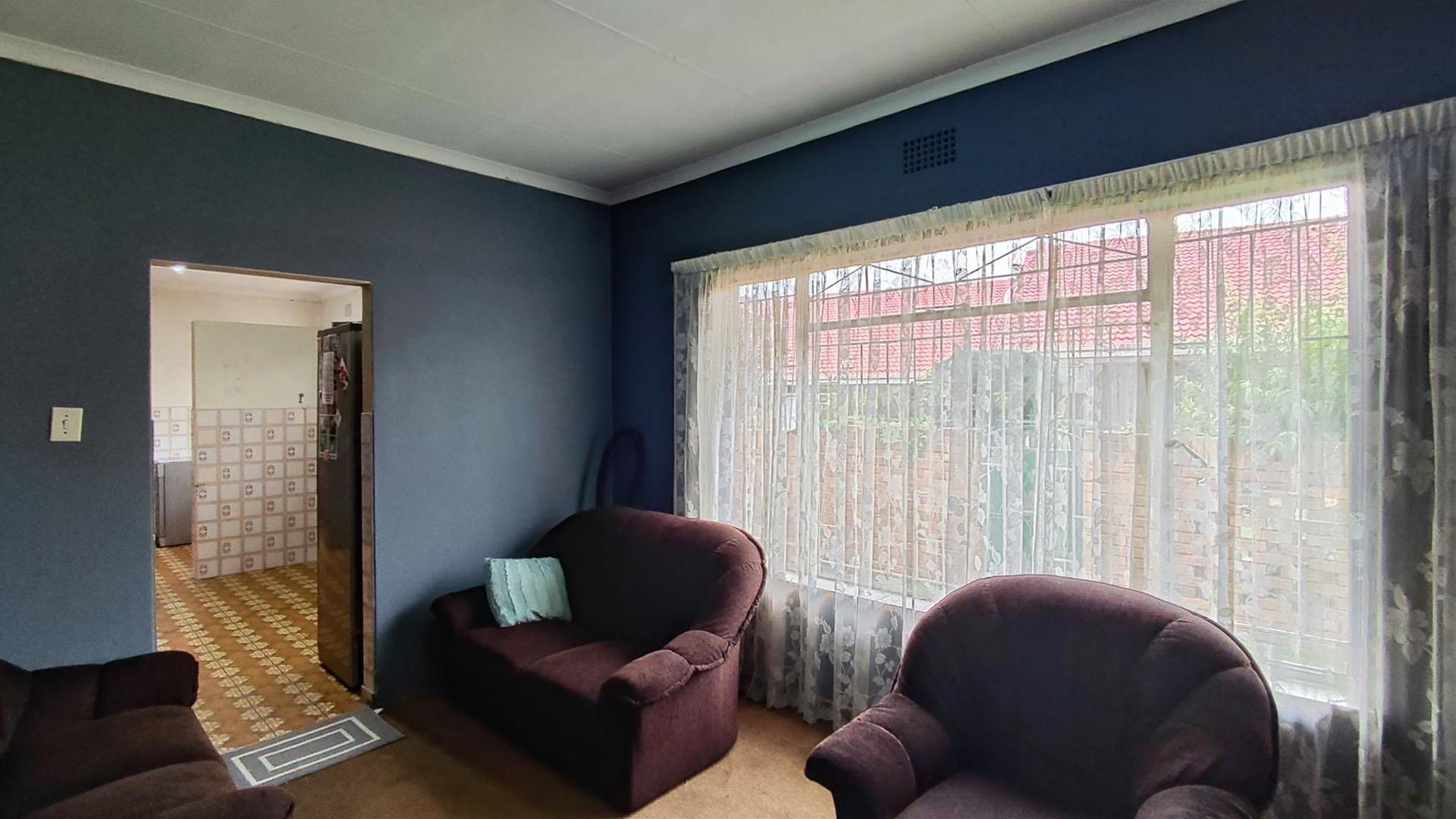 Lounges - 38 square meters of property in Barvallen