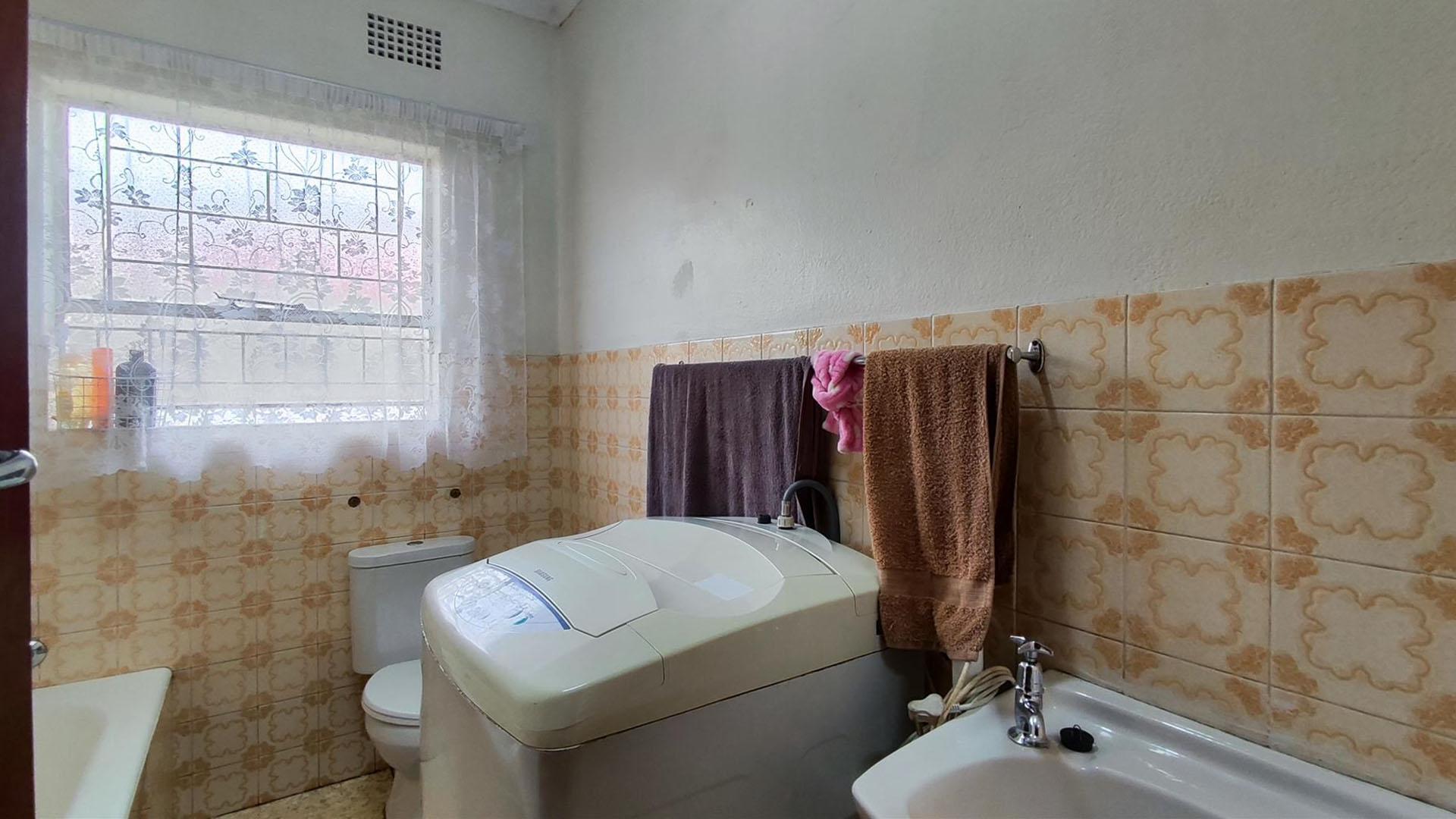 Bathroom 1 - 7 square meters of property in Barvallen