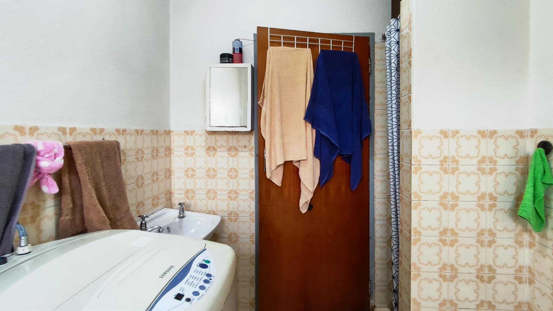 Bathroom 1 - 7 square meters of property in Barvallen