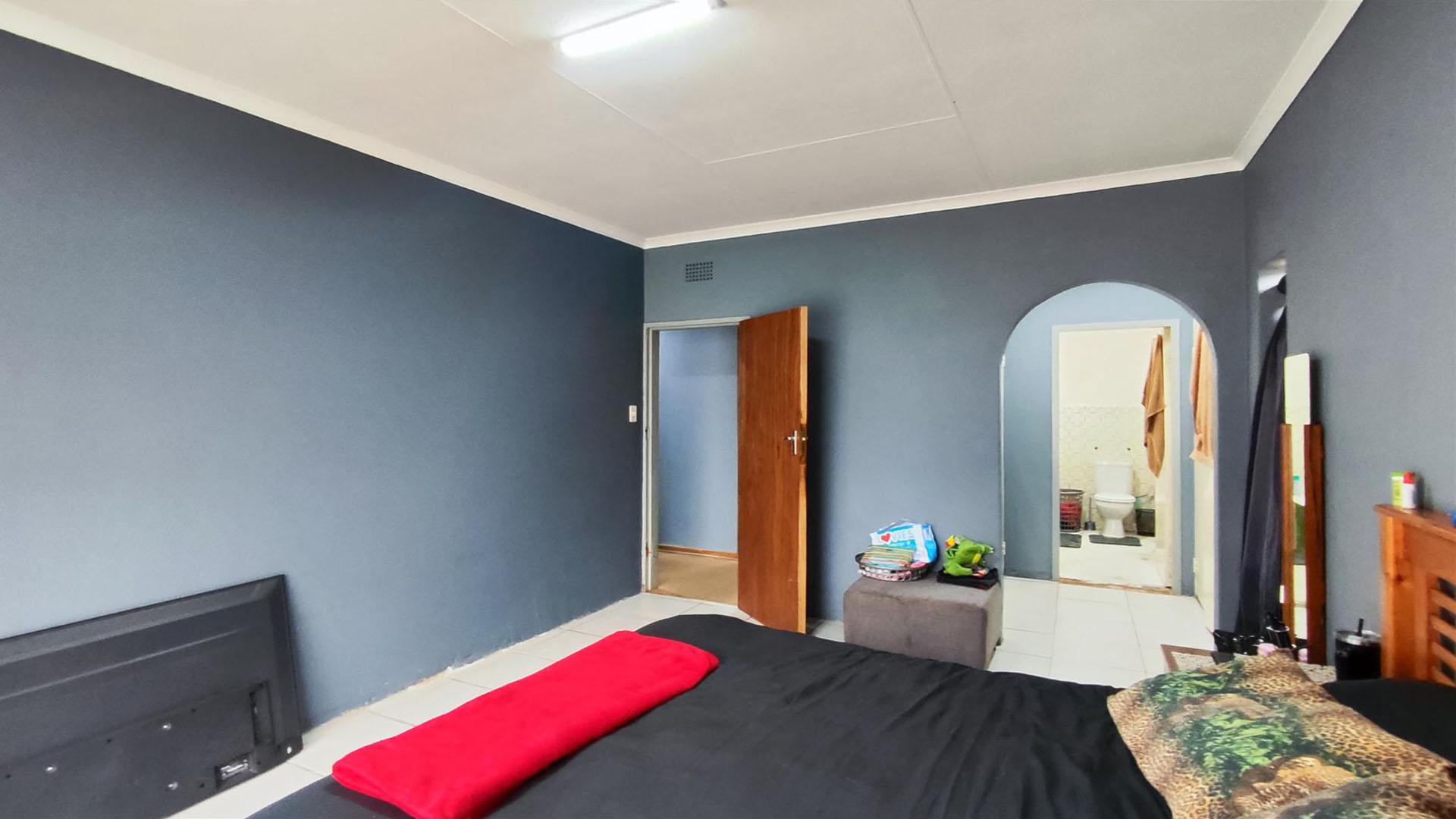 Main Bedroom - 22 square meters of property in Barvallen