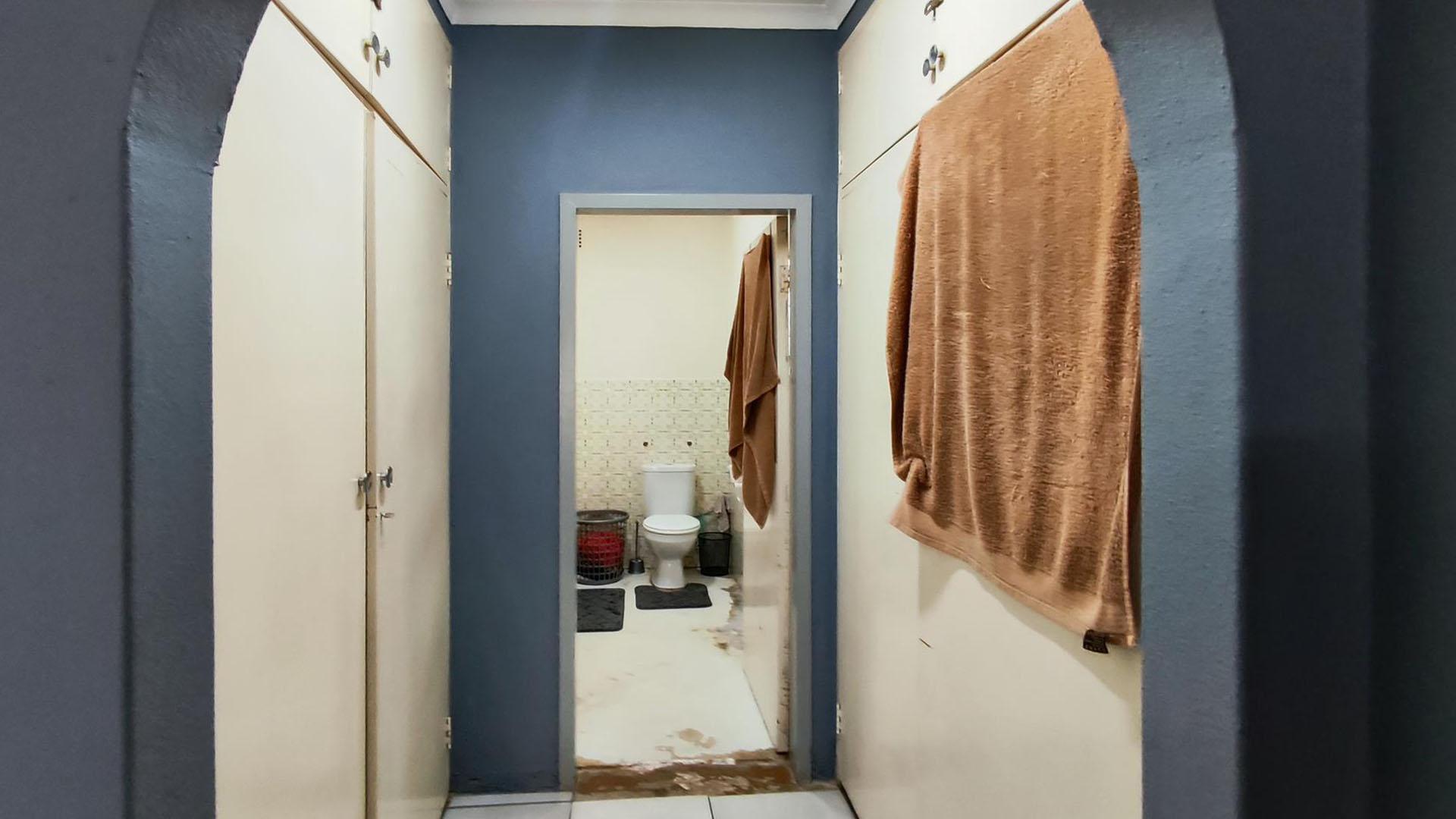 Main Bedroom - 22 square meters of property in Barvallen