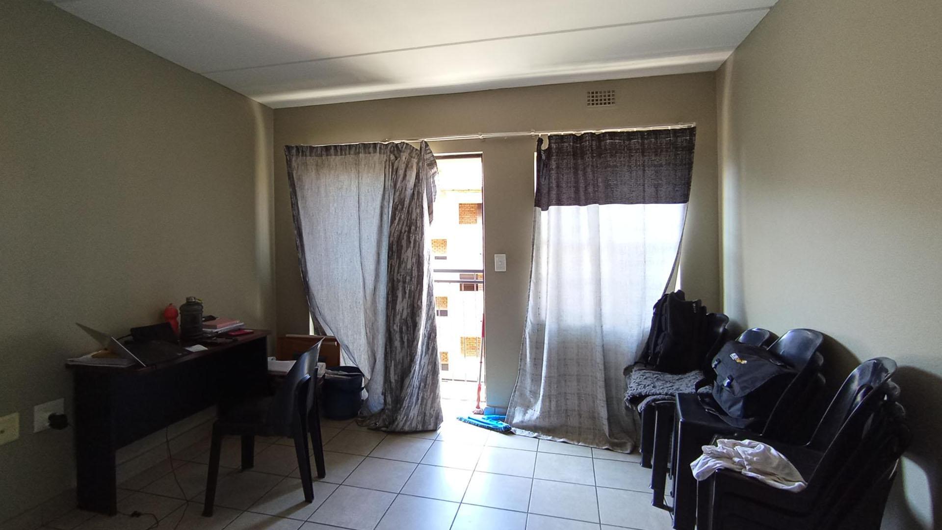 Lounges - 16 square meters of property in Montana Tuine