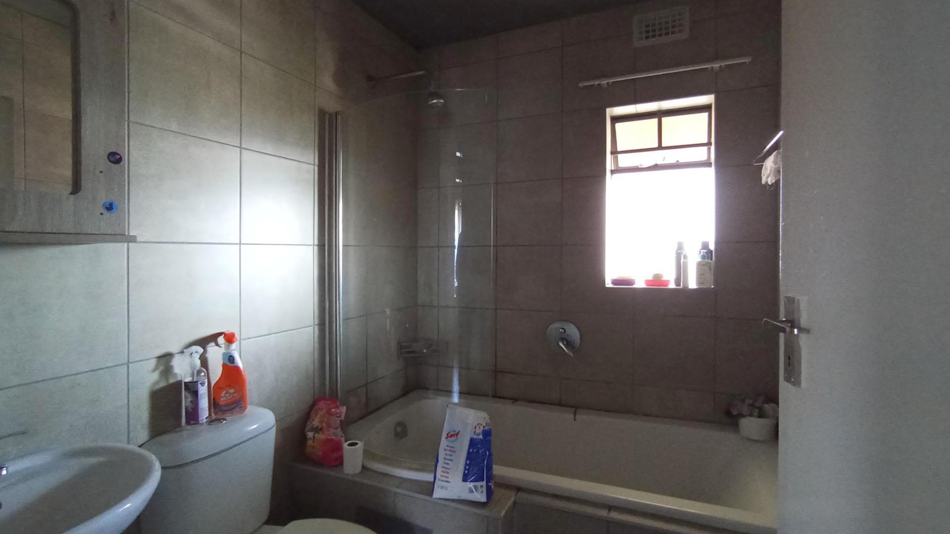 Bathroom 1 - 5 square meters of property in Montana Tuine