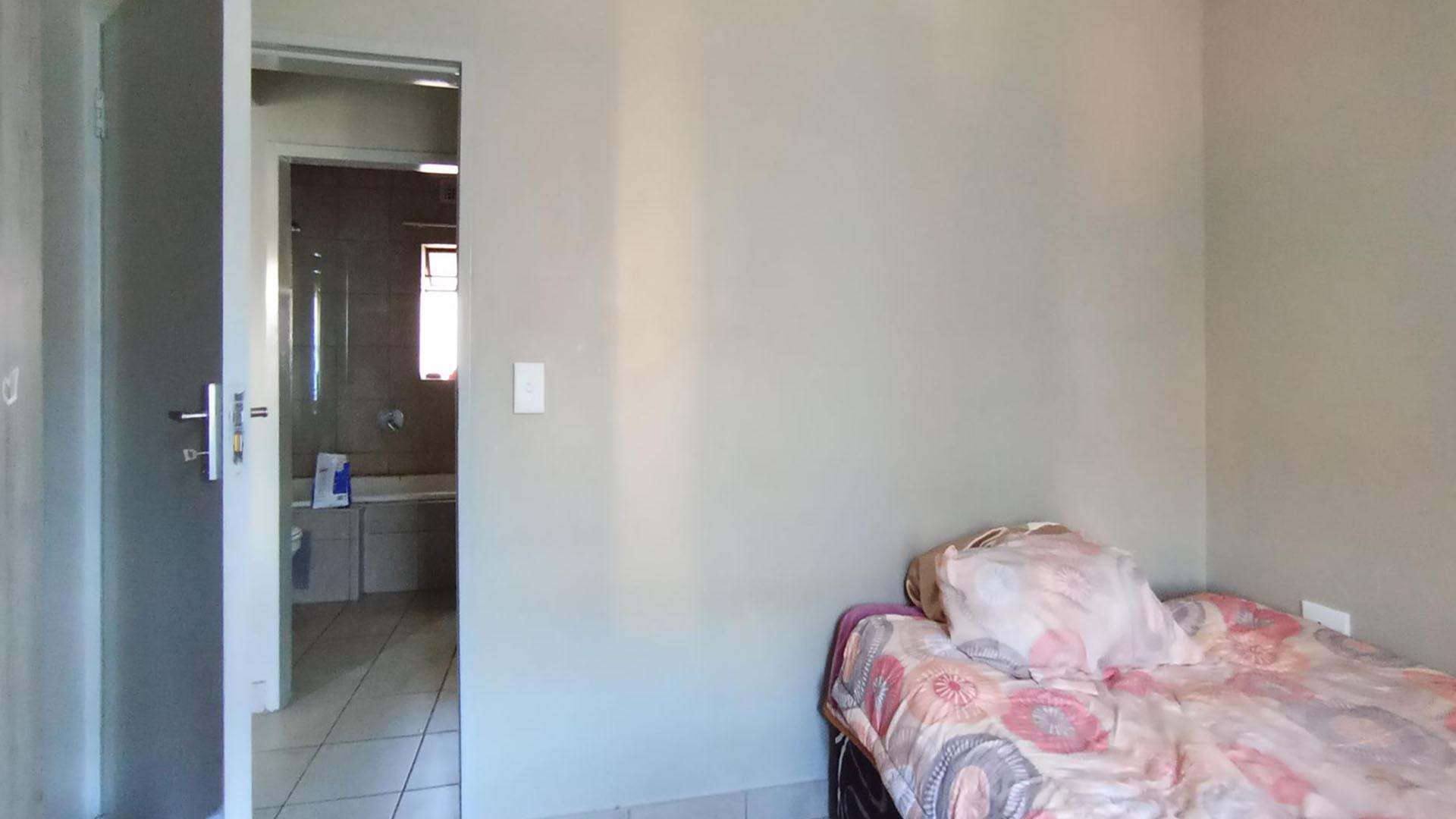 Bed Room 2 - 12 square meters of property in Montana Tuine