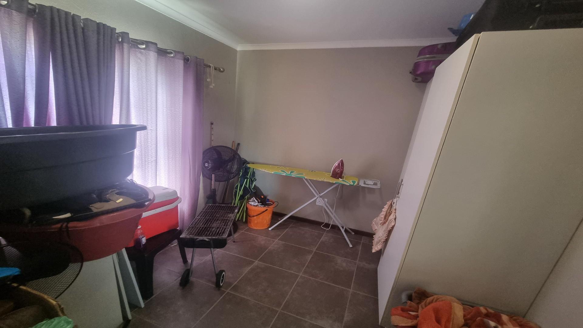 Bed Room 1 of property in Karino