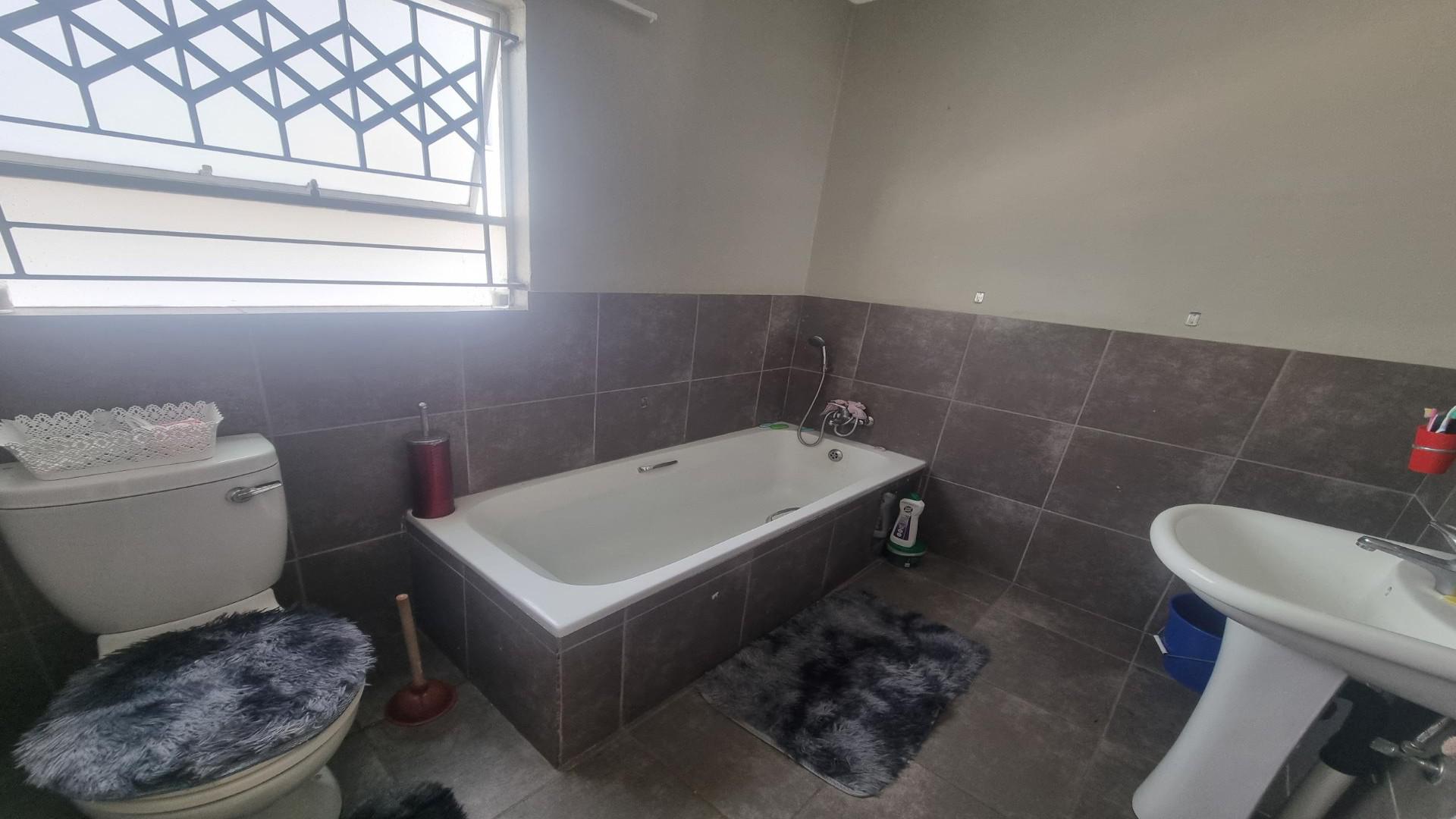 Bathroom 1 of property in Karino