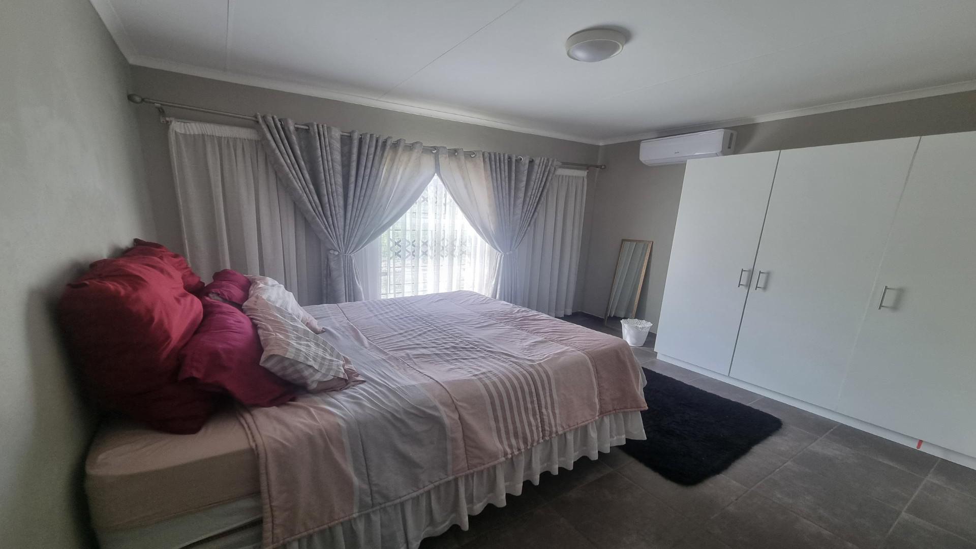 Main Bedroom of property in Karino