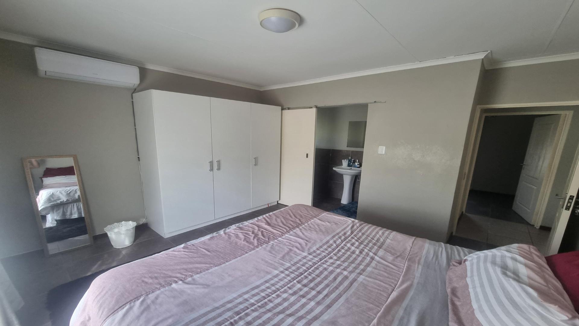 Main Bedroom of property in Karino