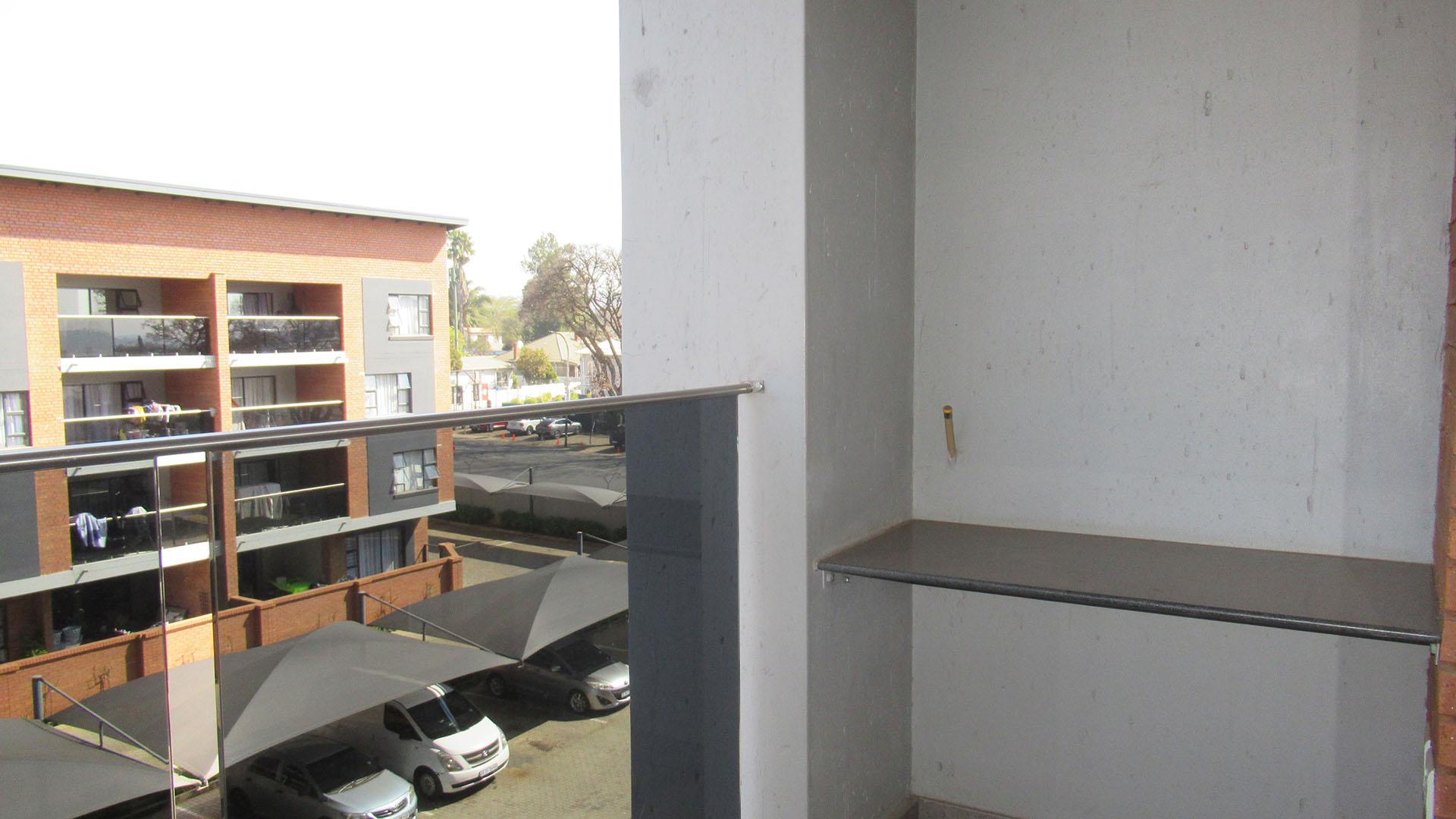 Balcony - 4 square meters of property in Kensington - JHB