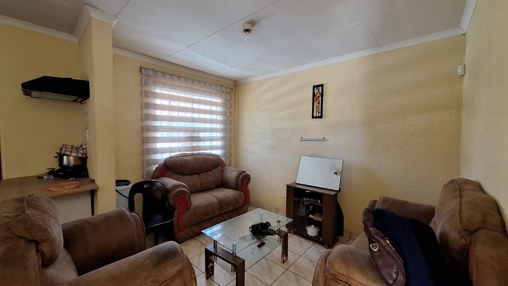 Lounges - 13 square meters of property in Evaton West