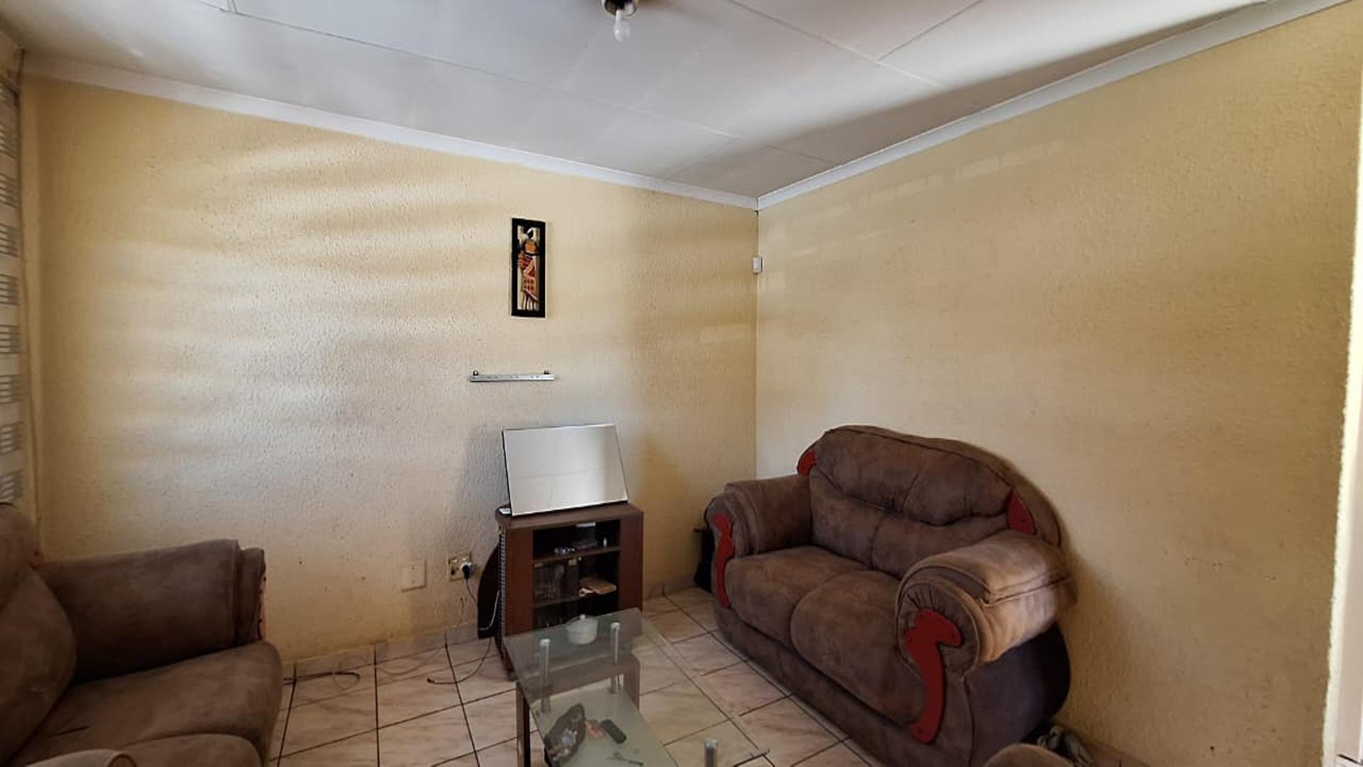 Lounges - 13 square meters of property in Evaton West