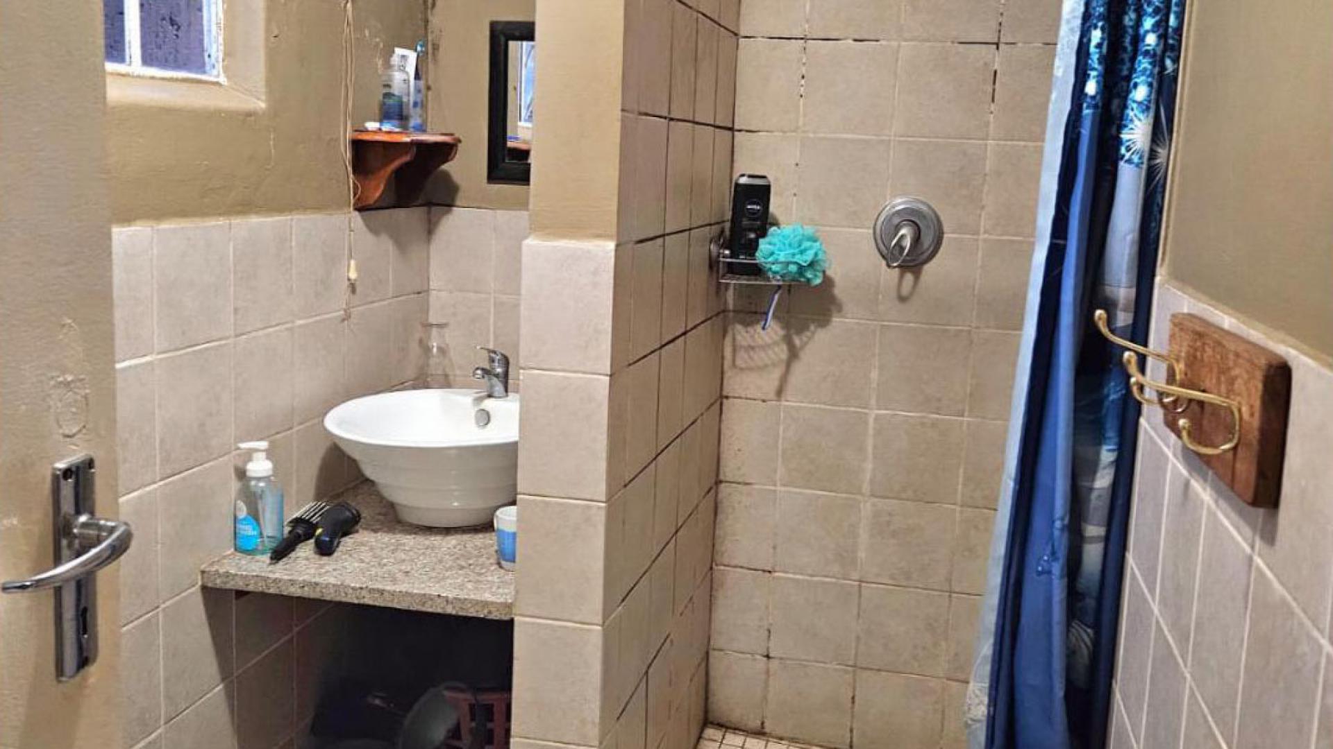 Bathroom 1 of property in Pretoria North