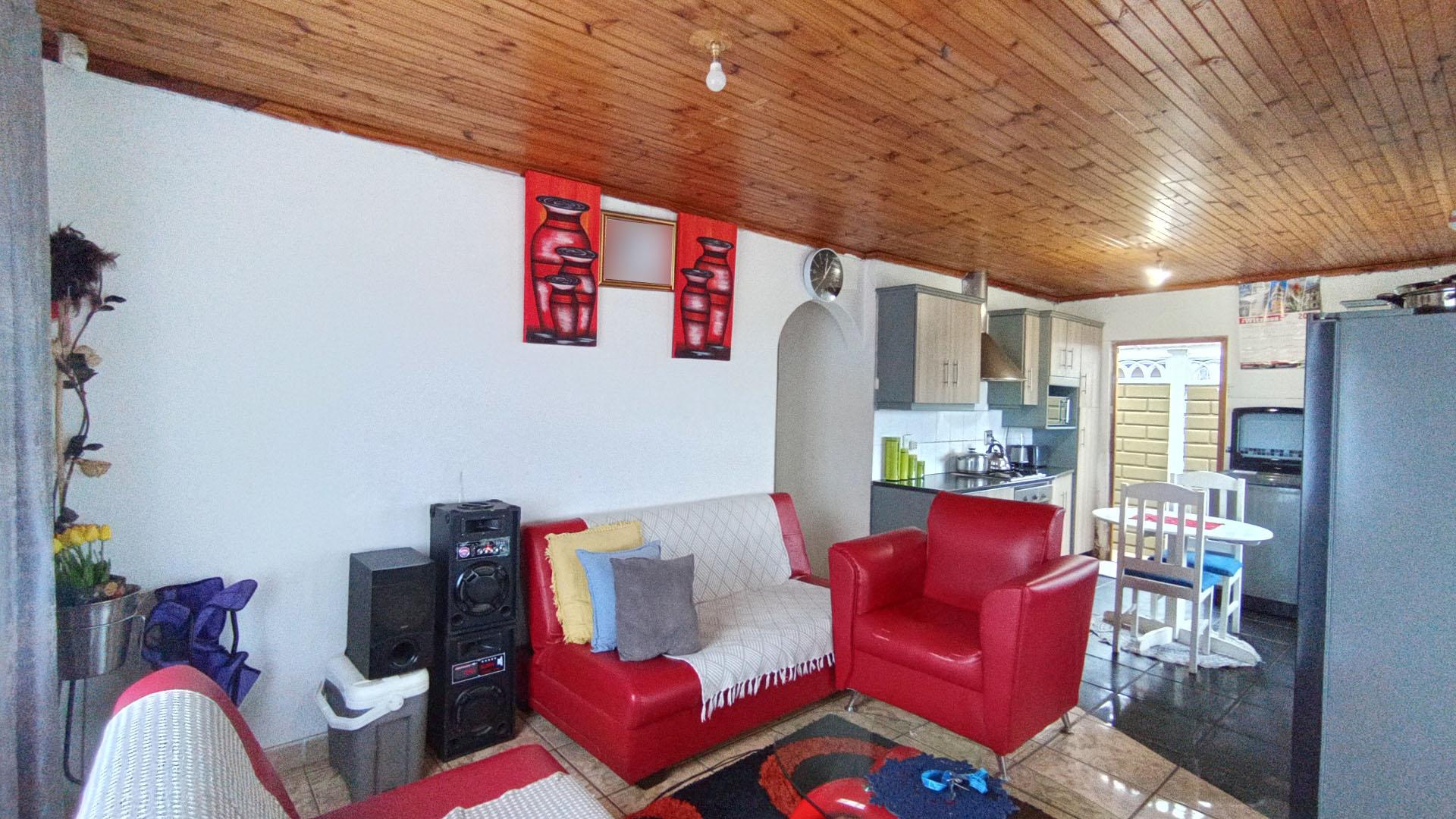 Lounges - 14 square meters of property in Glenwood