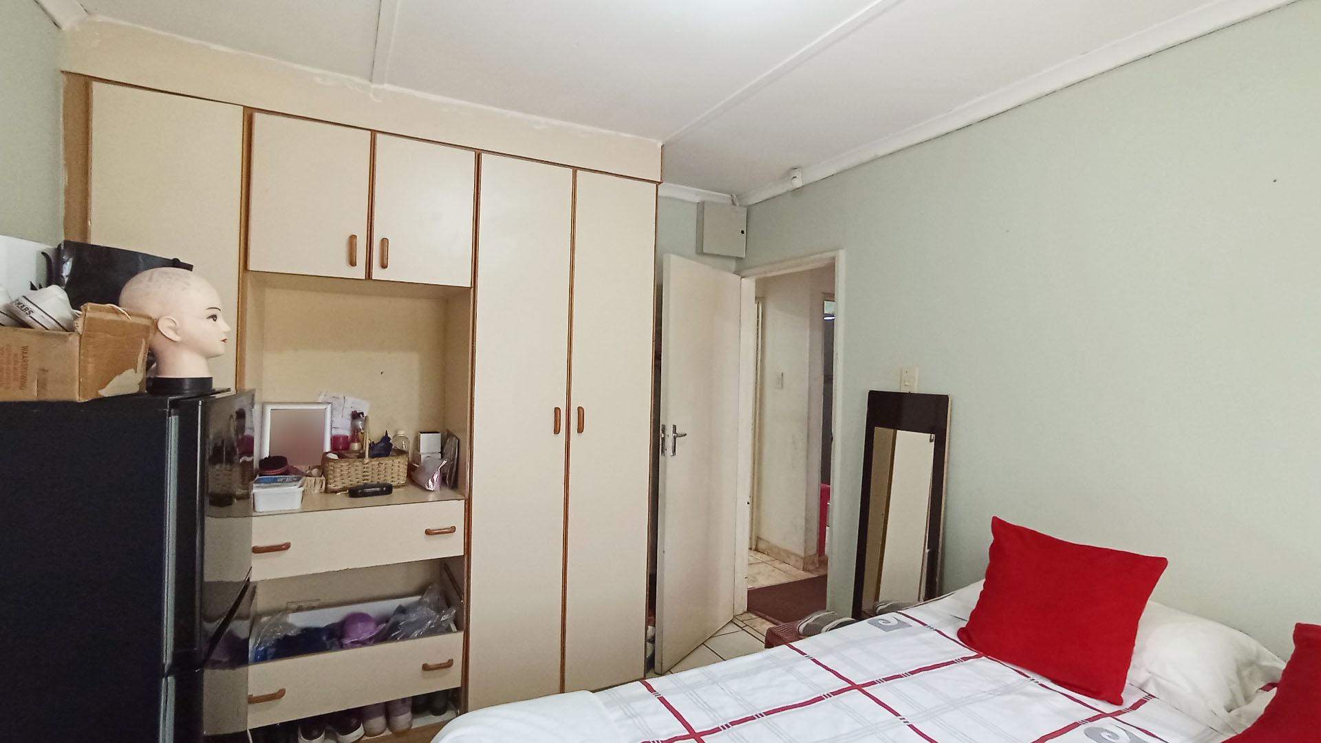 Bed Room 2 - 14 square meters of property in Glenwood