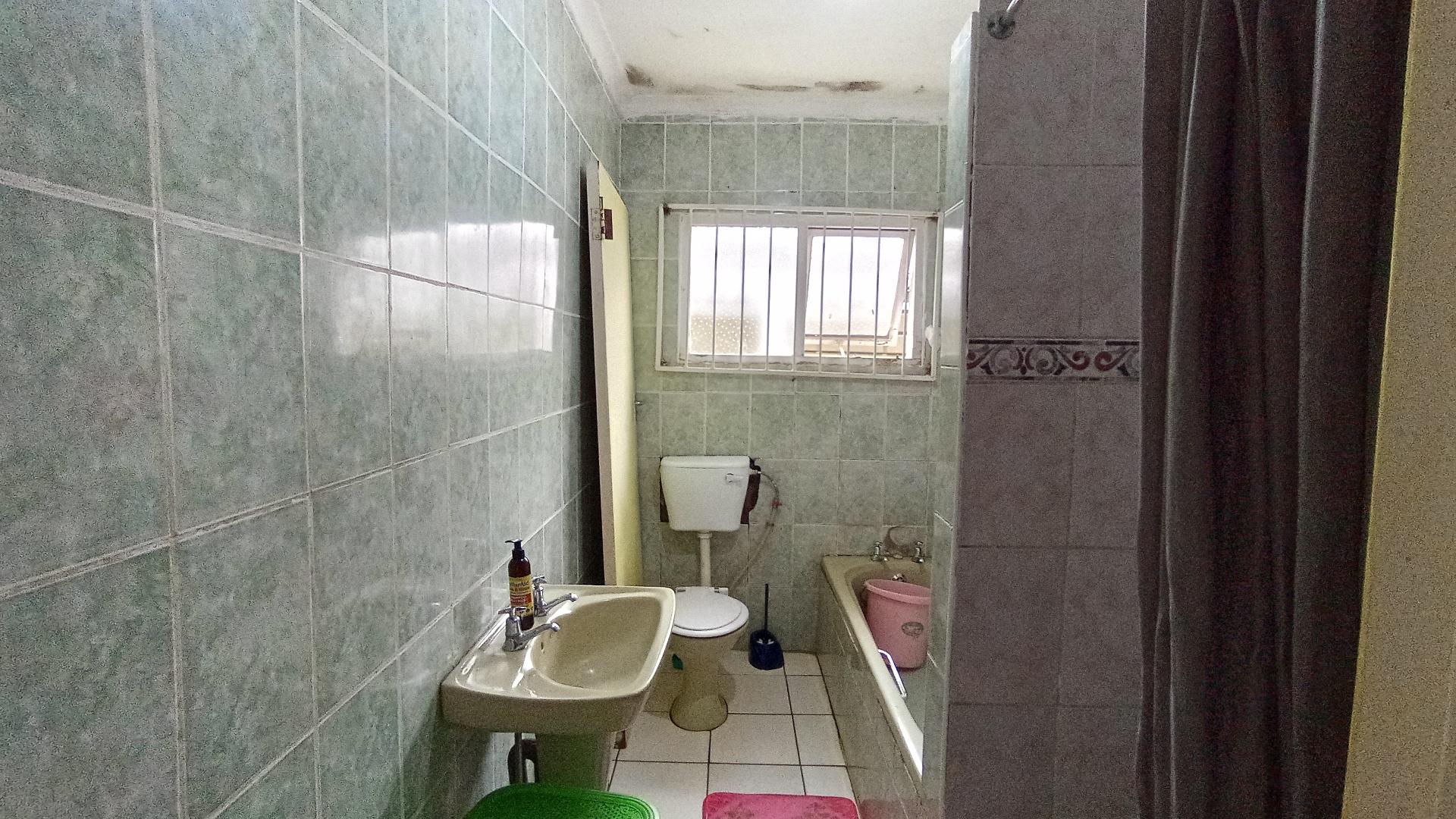 Bathroom 1 - 7 square meters of property in Glenwood