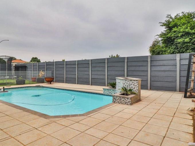 4 Bedroom House for Sale For Sale in Verwoerdpark - MR698505