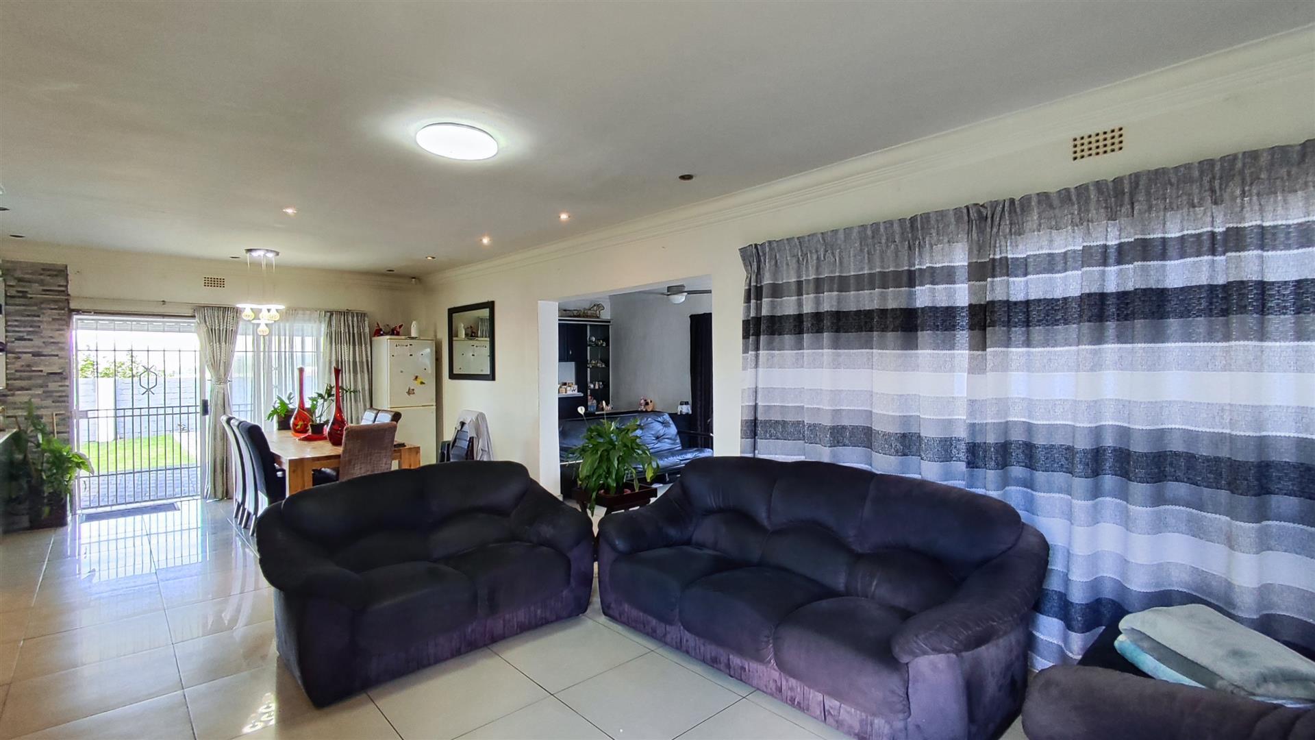 Lounges - 31 square meters of property in Brackendowns