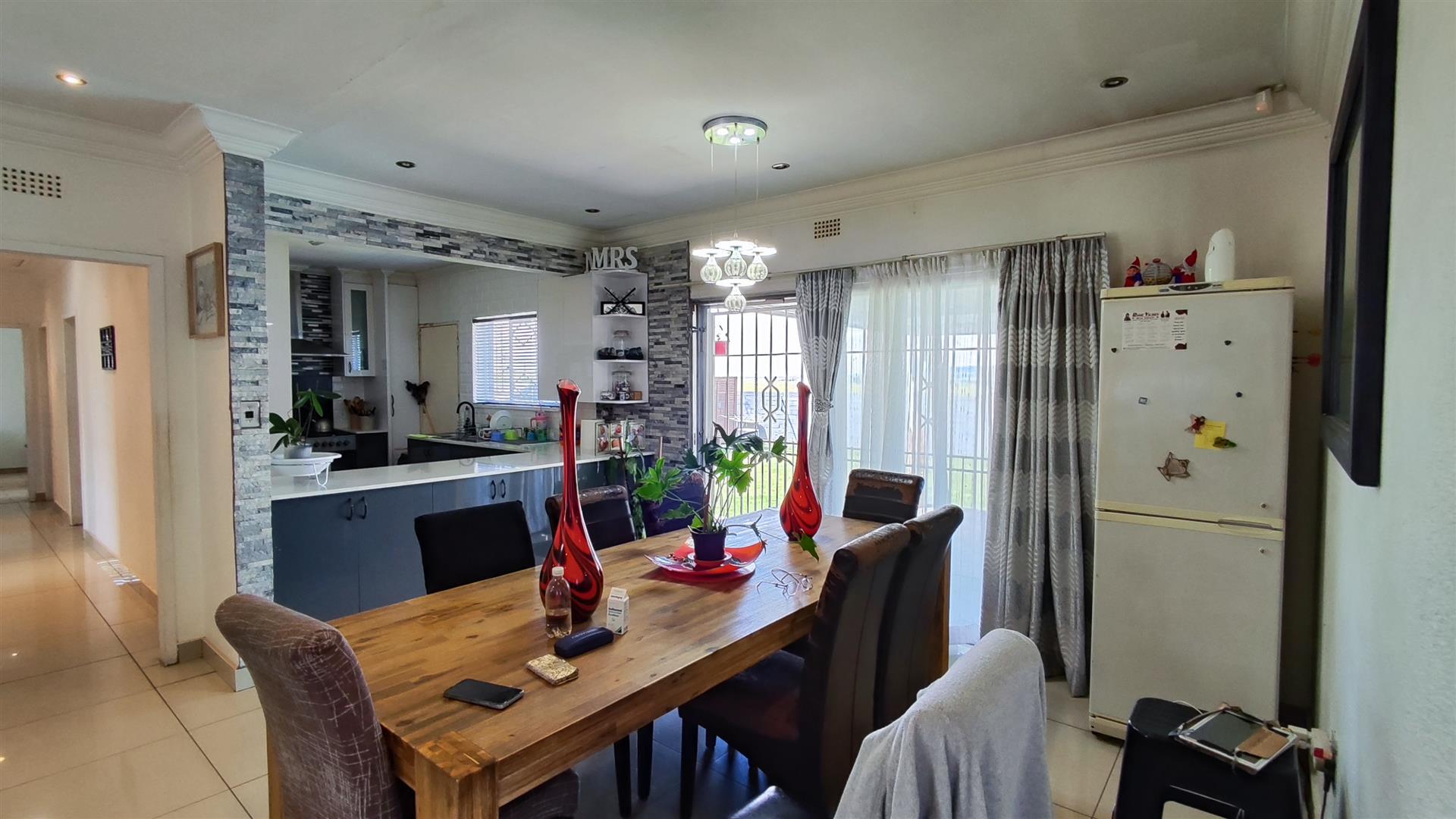 Dining Room - 22 square meters of property in Brackendowns