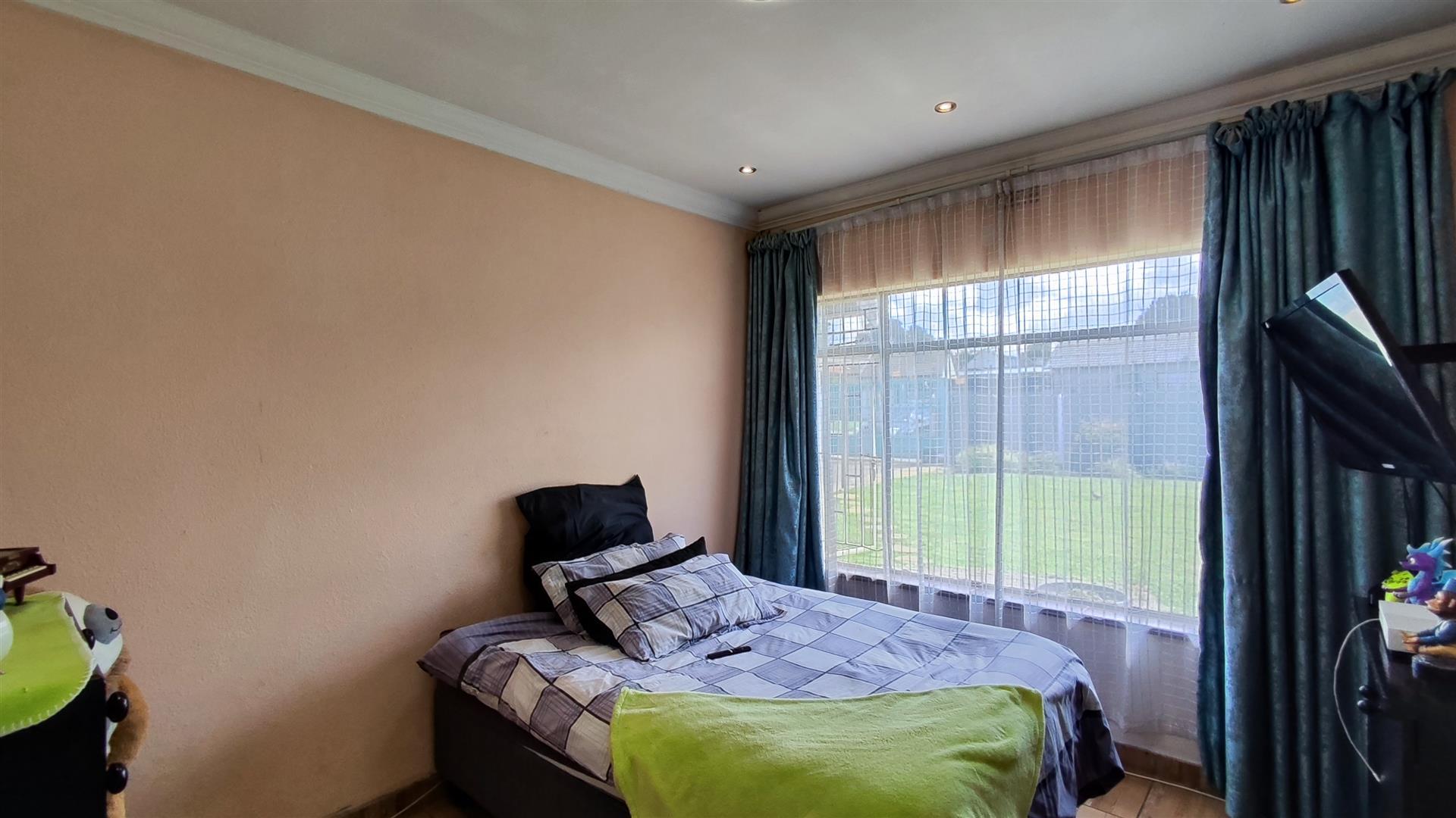 Bed Room 3 - 16 square meters of property in Brackendowns