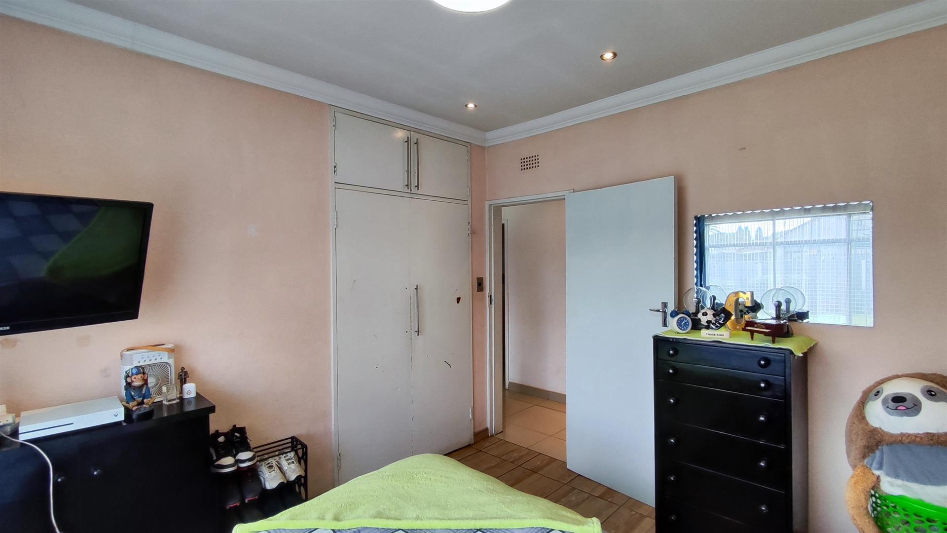 Bed Room 3 - 16 square meters of property in Brackendowns