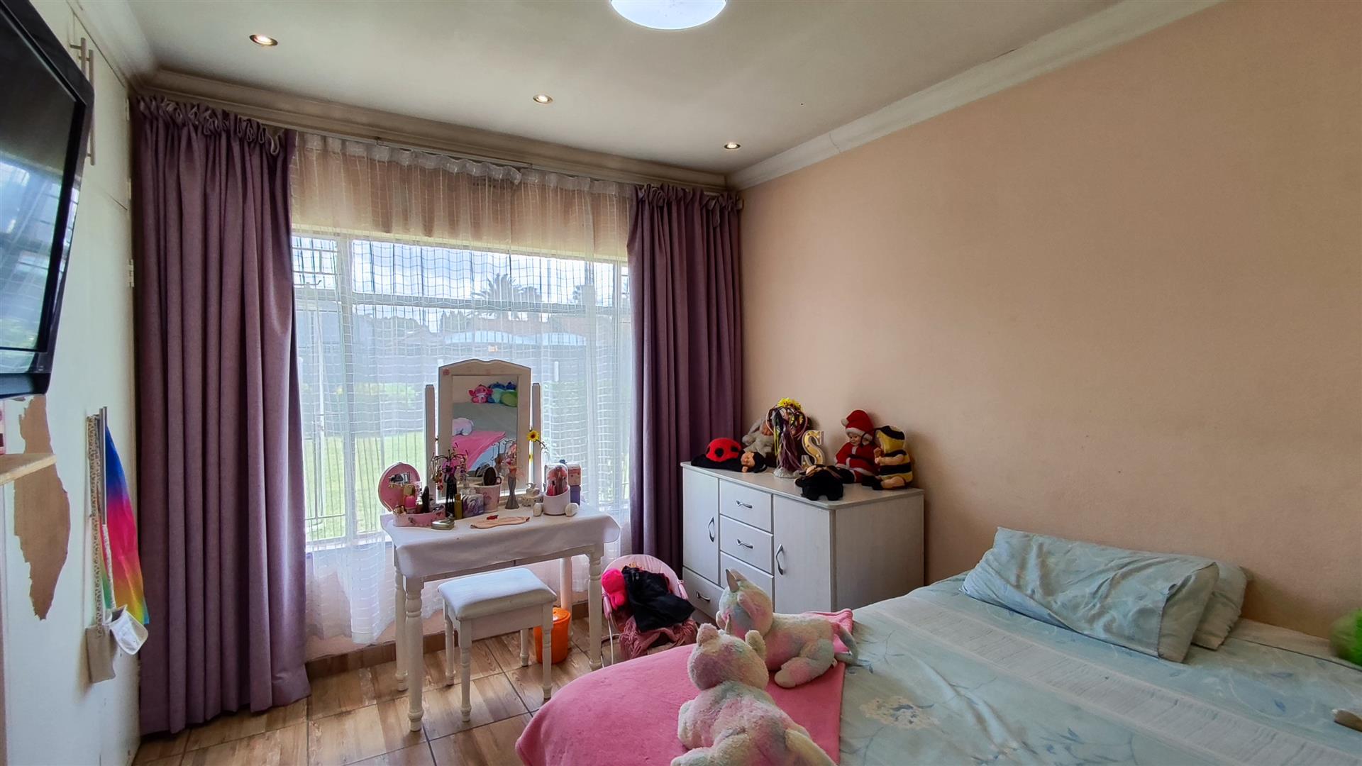 Bed Room 2 - 15 square meters of property in Brackendowns