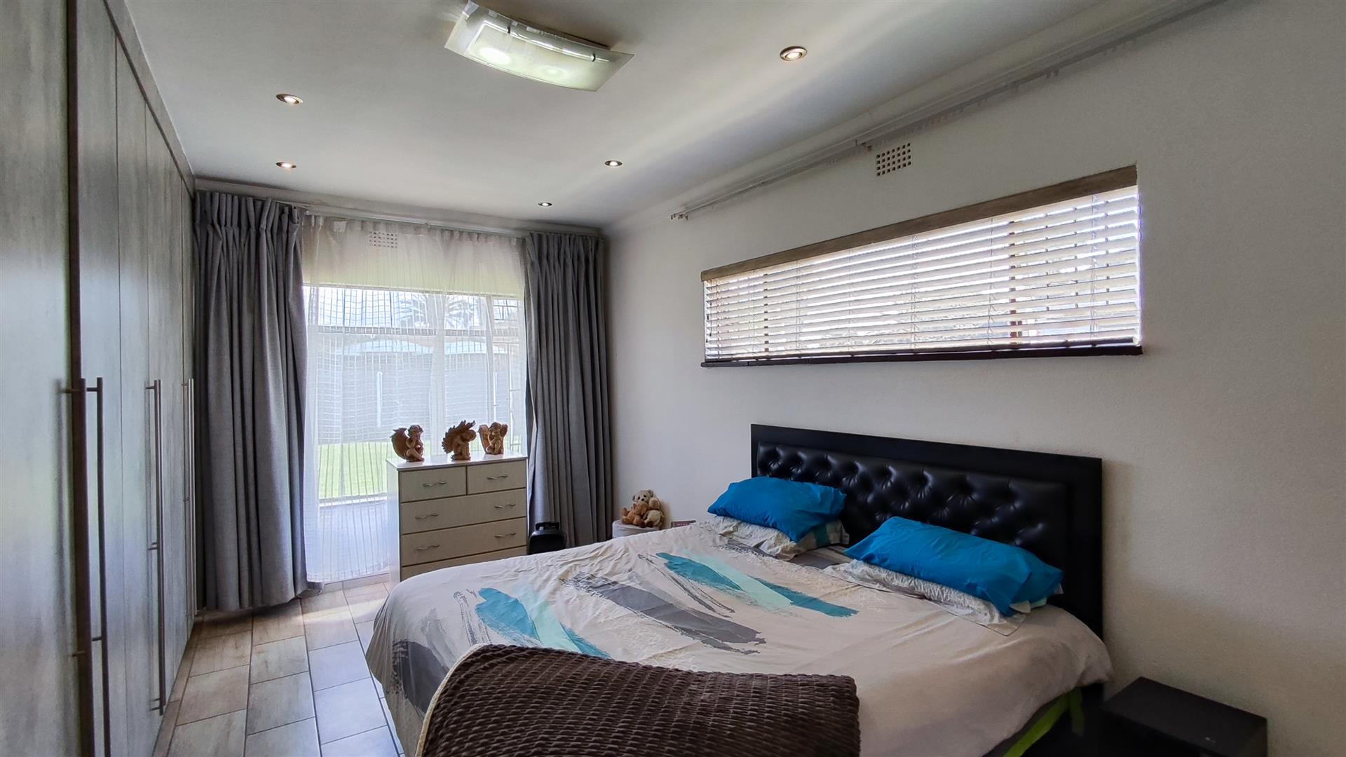 Bed Room 1 - 28 square meters of property in Brackendowns