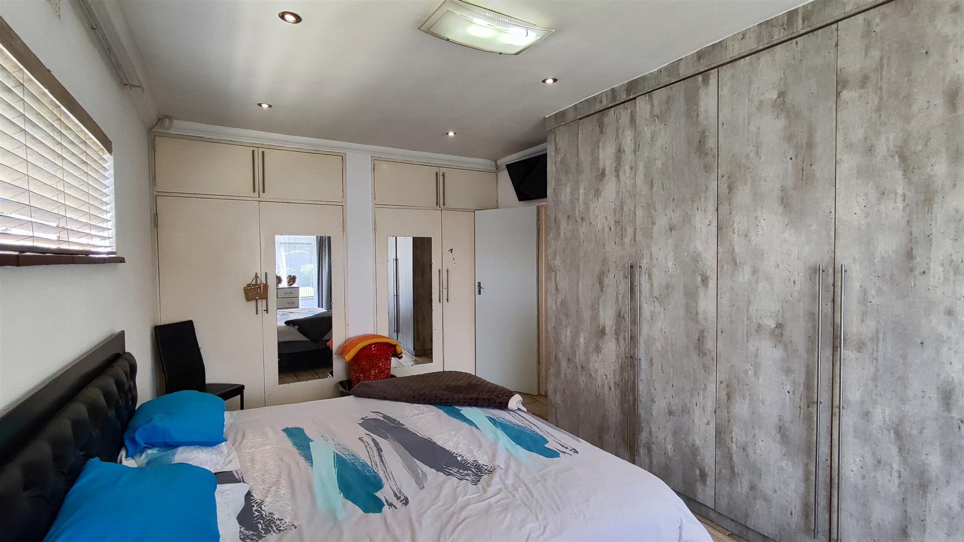 Bed Room 1 - 28 square meters of property in Brackendowns