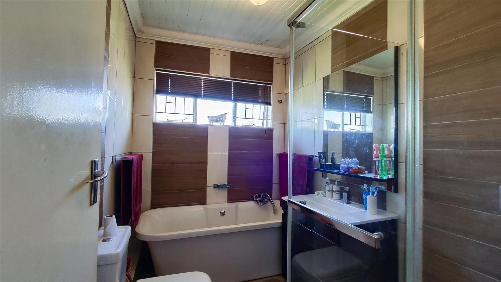 Bathroom 1 - 7 square meters of property in Brackendowns