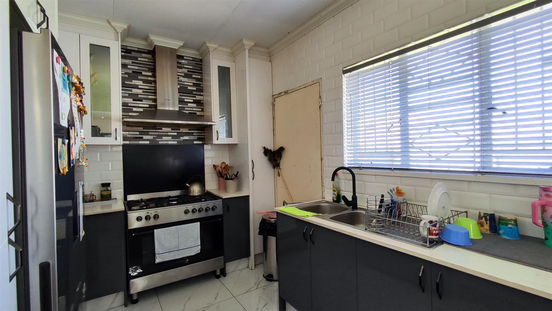 Kitchen - 13 square meters of property in Brackendowns