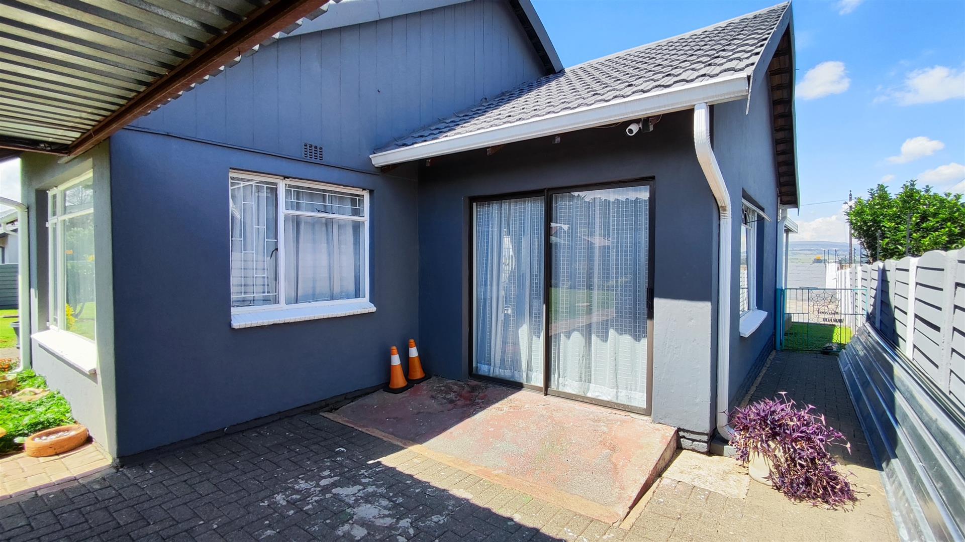 Front View of property in Brackendowns