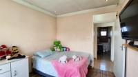 Bed Room 2 - 15 square meters of property in Brackendowns