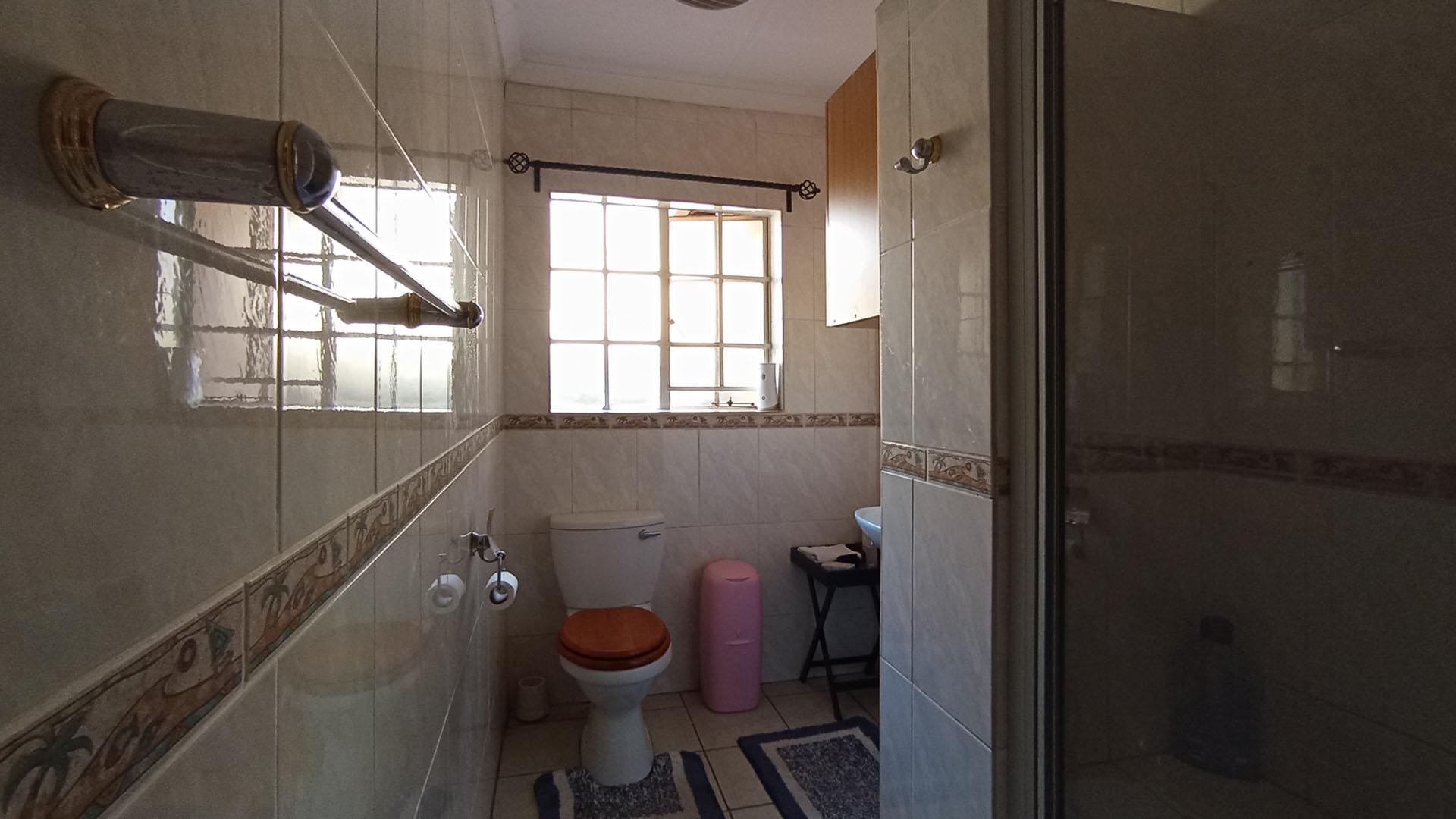 Bathroom 1 - 6 square meters of property in Amberfield