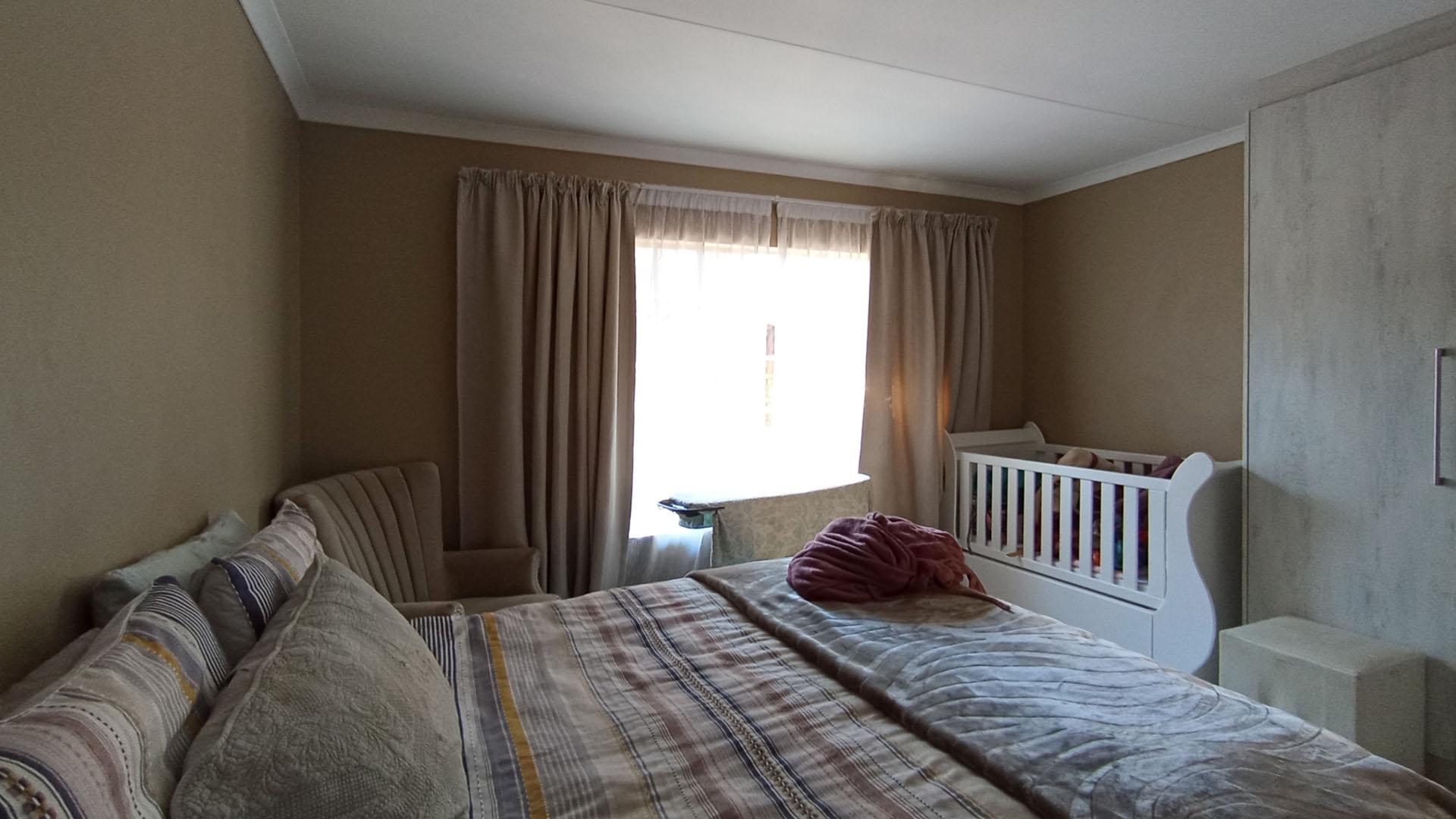 Main Bedroom - 20 square meters of property in Amberfield