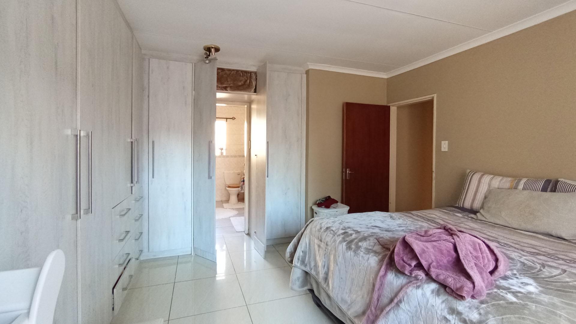 Main Bedroom - 20 square meters of property in Amberfield