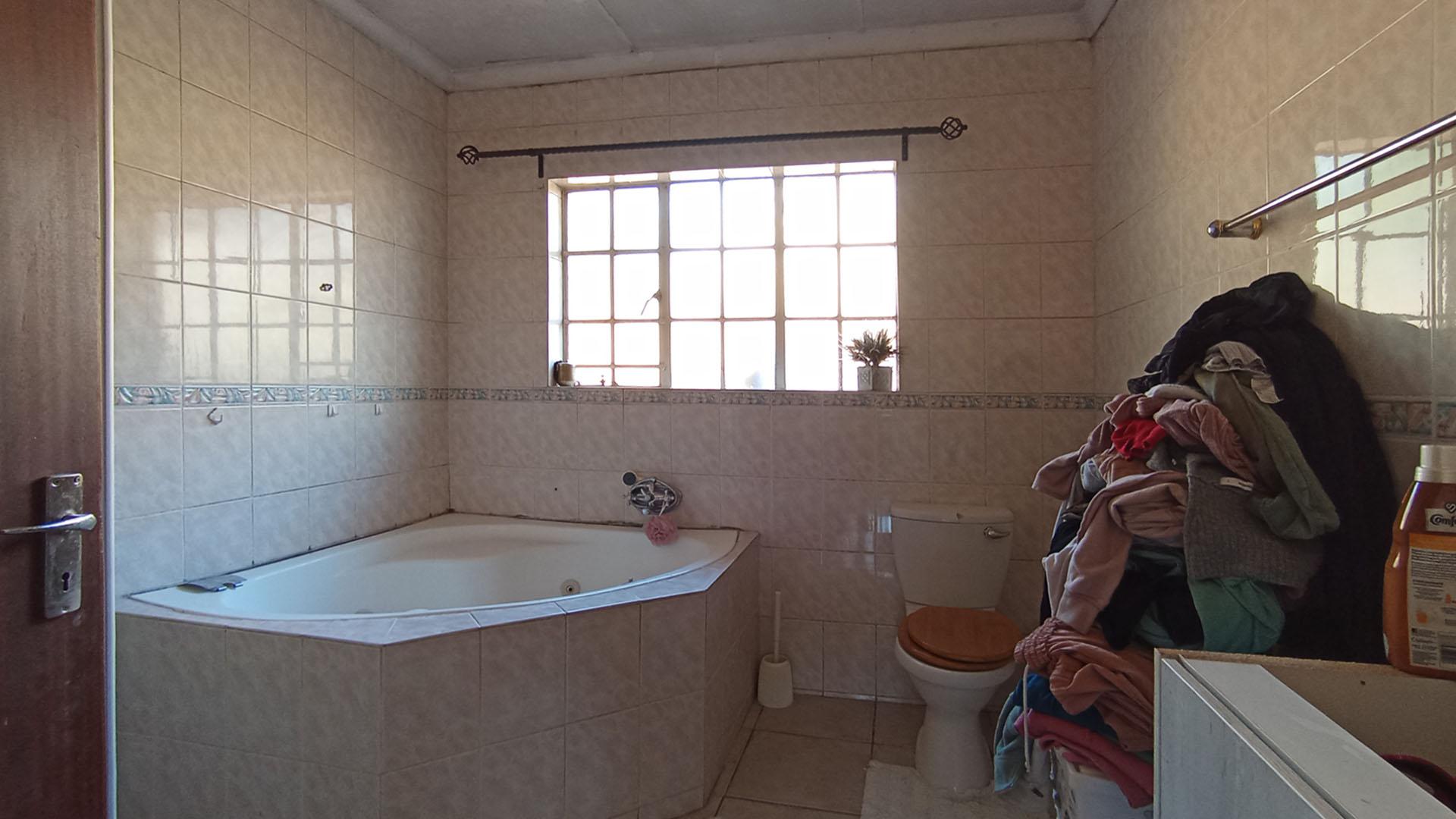 Main Bathroom - 9 square meters of property in Amberfield