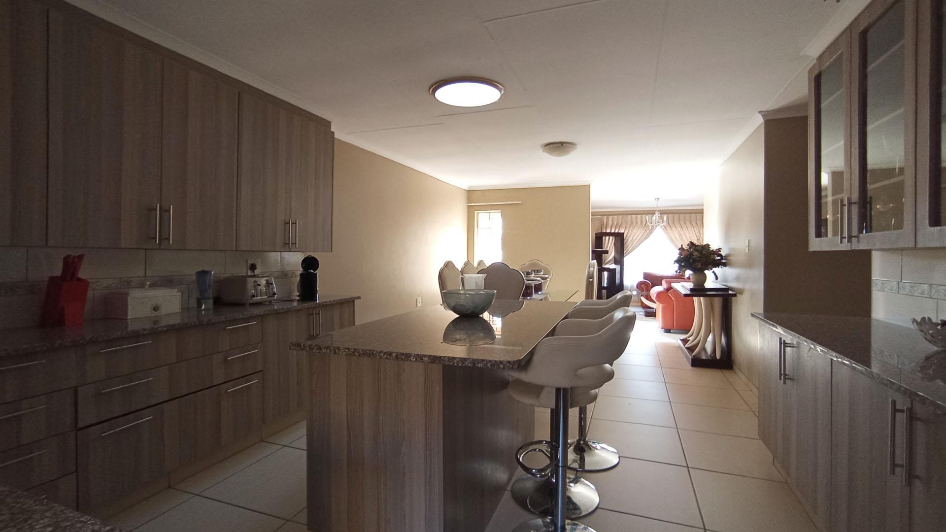 Kitchen - 16 square meters of property in Amberfield