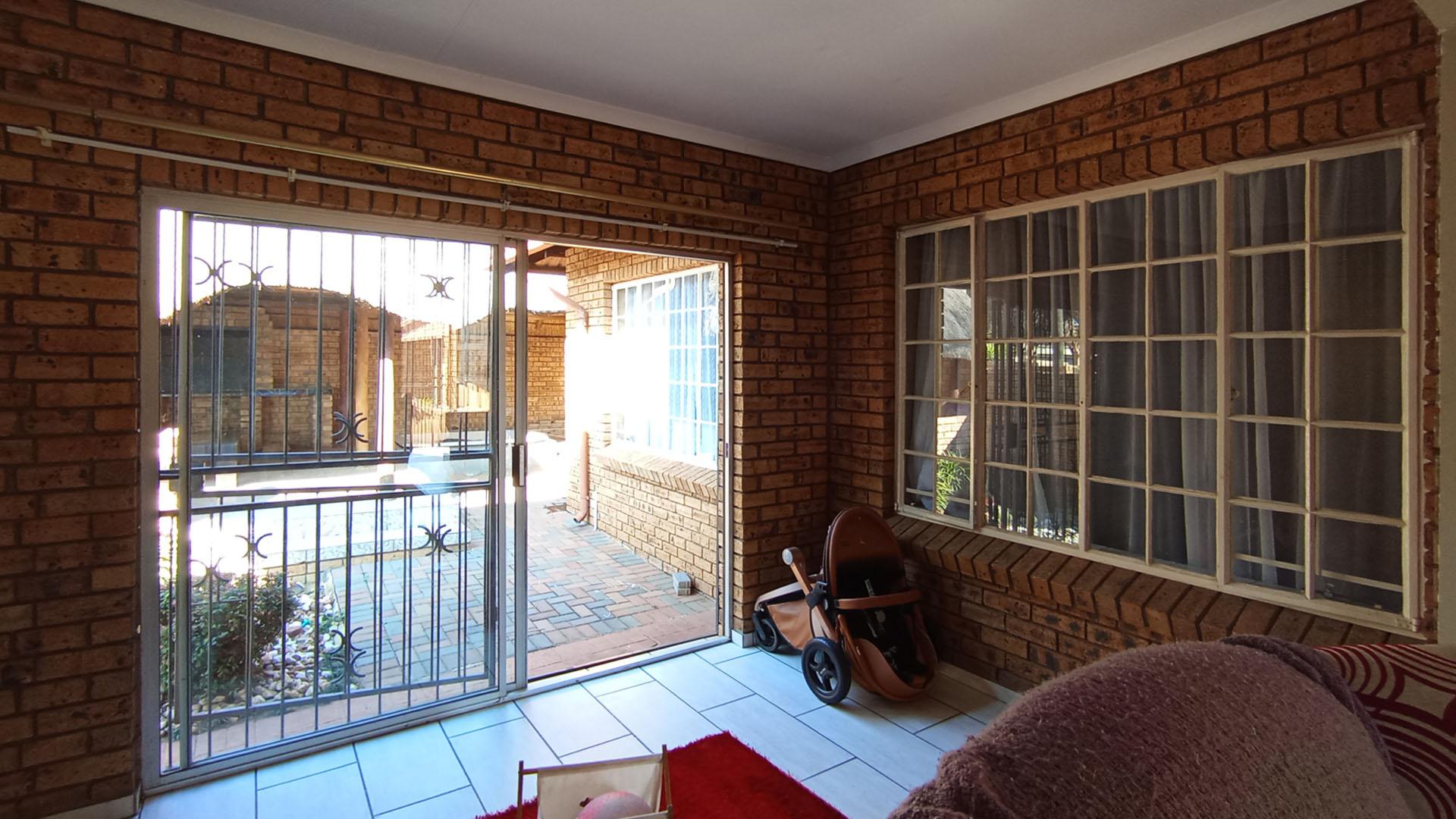 Lounges - 31 square meters of property in Amberfield