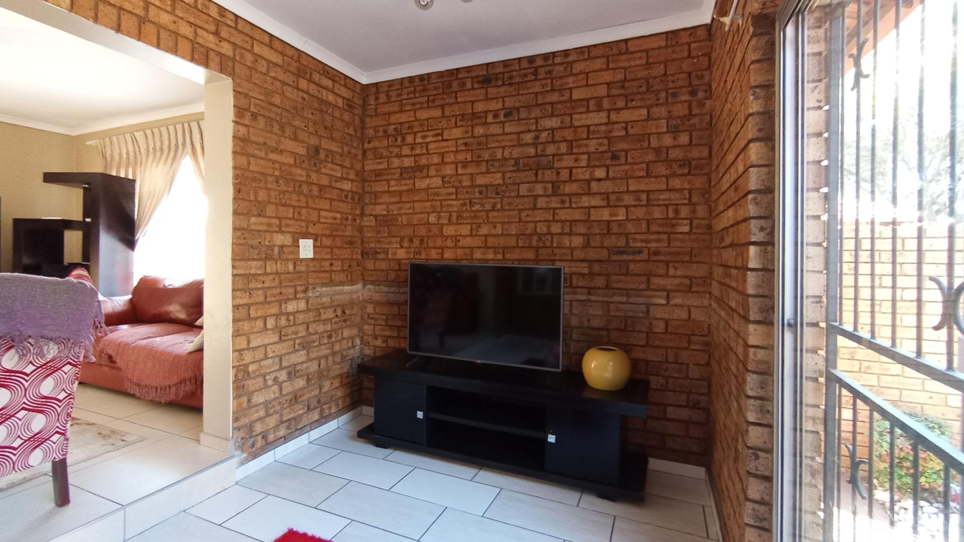 Lounges - 31 square meters of property in Amberfield