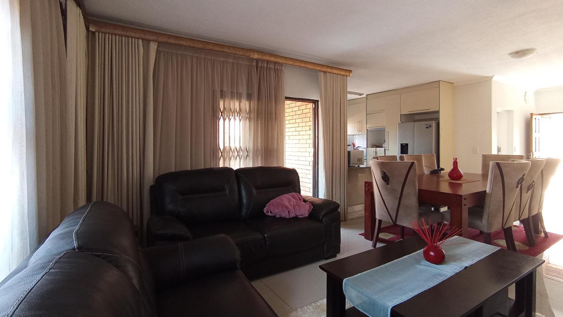 Lounges - 18 square meters of property in Willow Park Manor