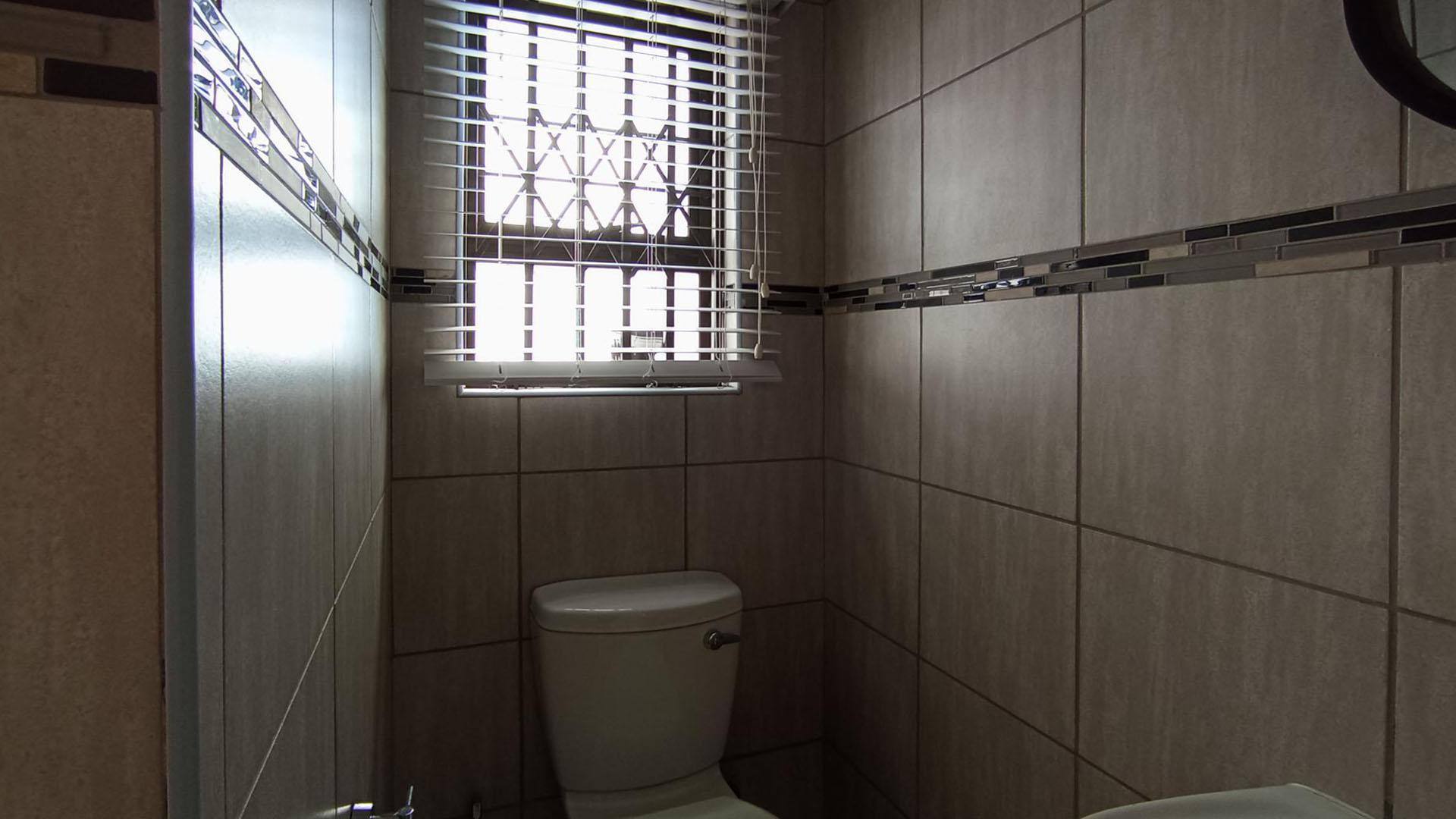 Guest Toilet - 3 square meters of property in Willow Park Manor