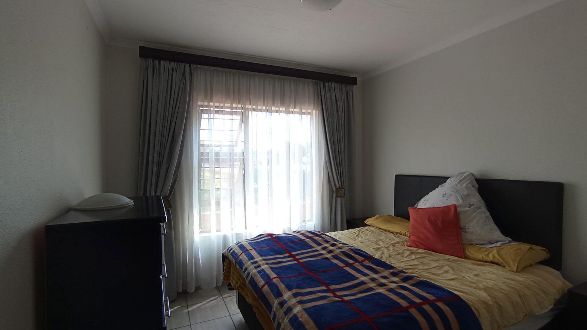 Bed Room 1 - 13 square meters of property in Willow Park Manor