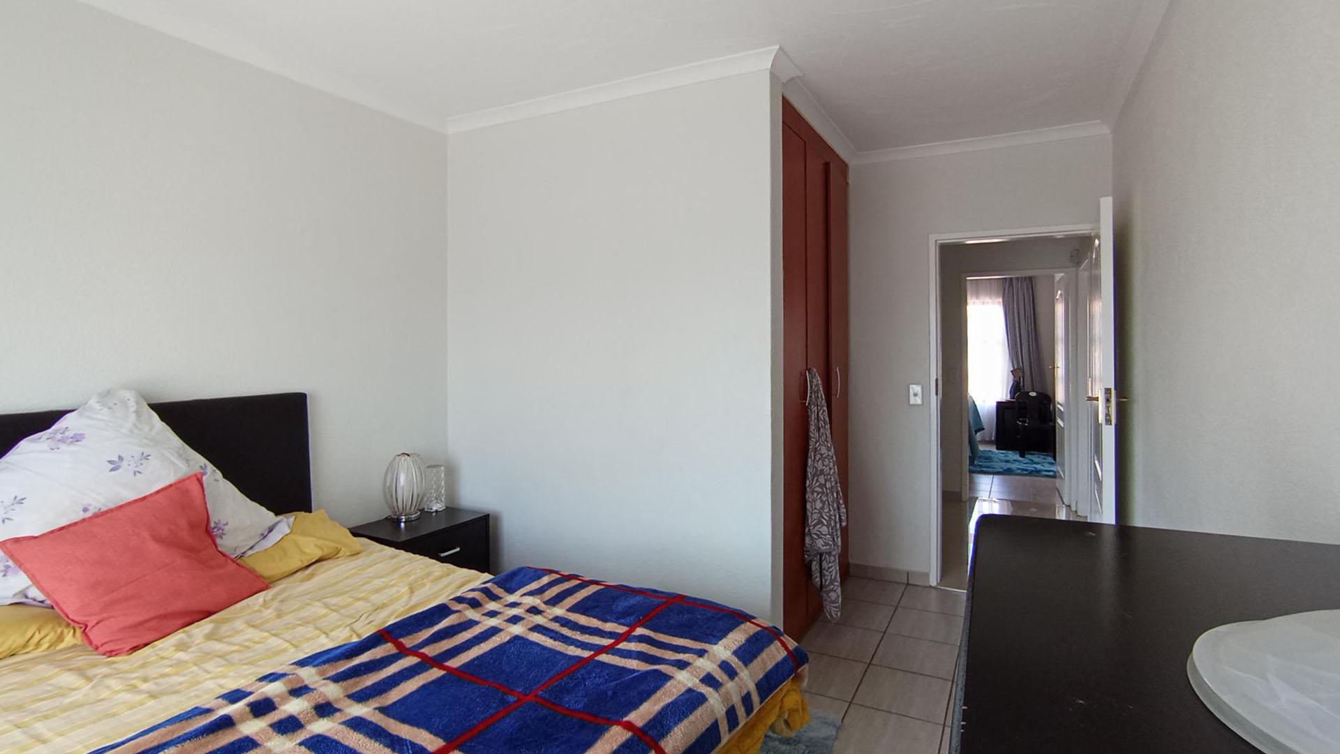 Bed Room 1 - 13 square meters of property in Willow Park Manor