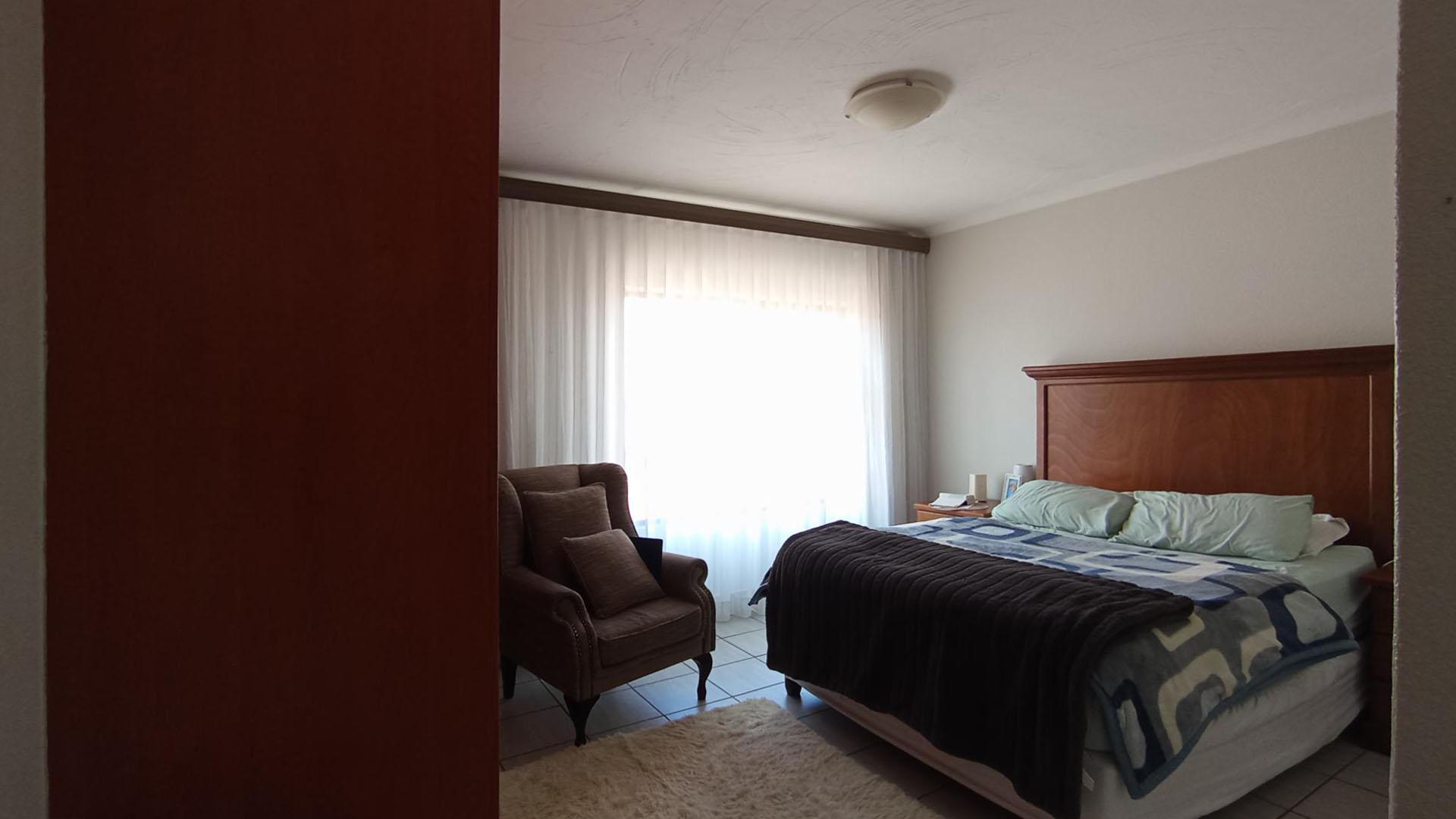 Main Bedroom - 17 square meters of property in Willow Park Manor