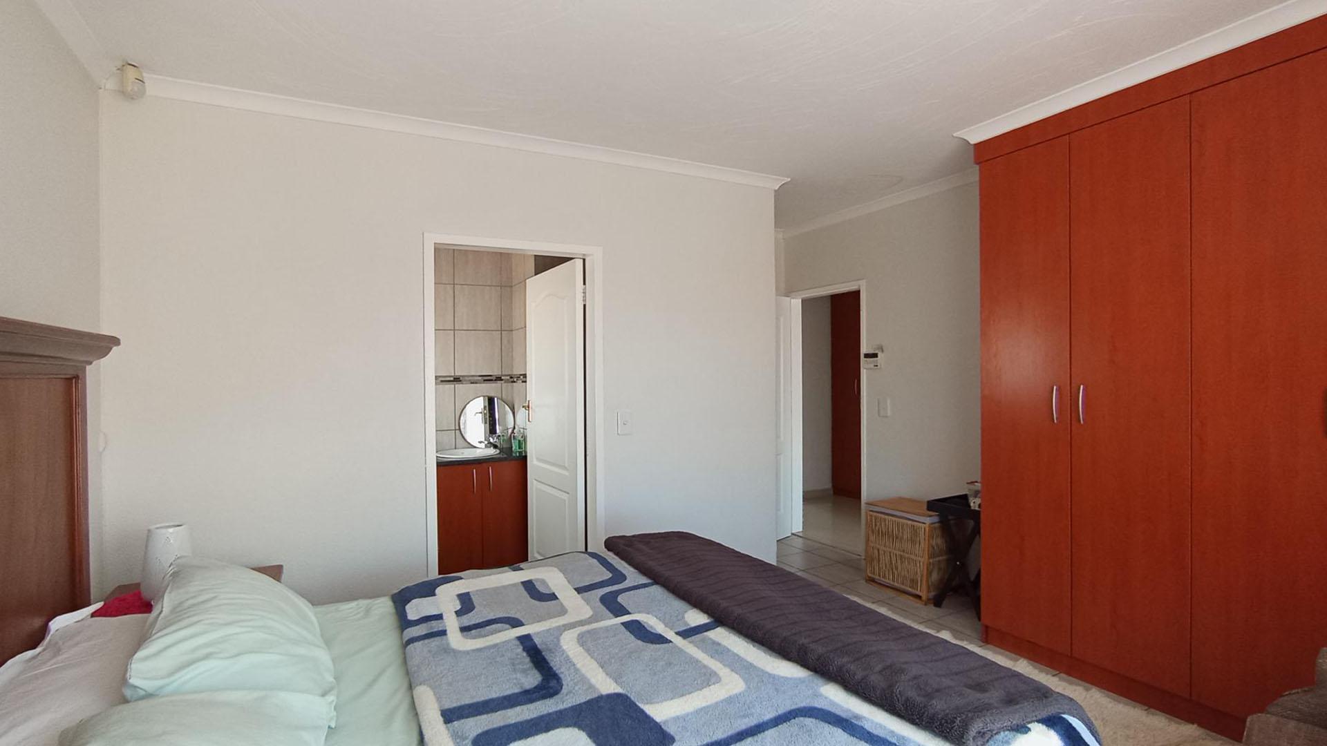 Main Bedroom - 17 square meters of property in Willow Park Manor