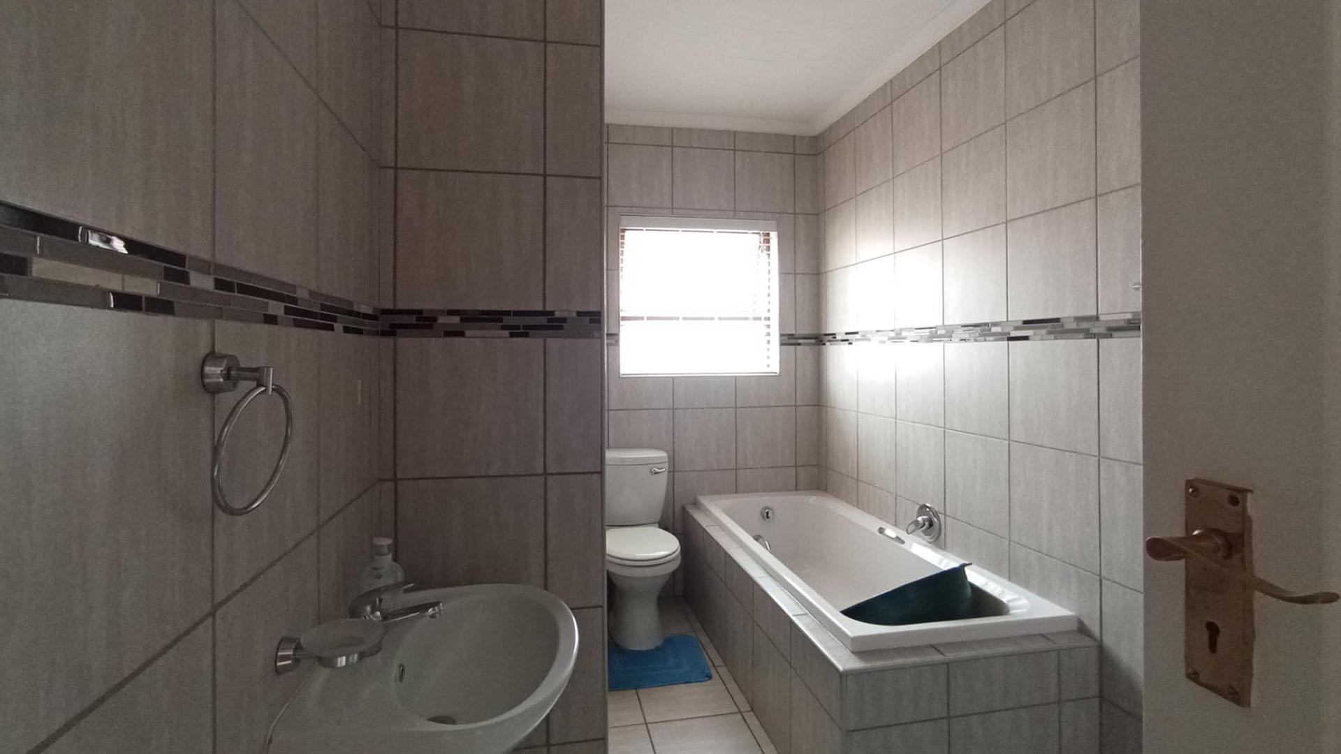 Main Bathroom - 4 square meters of property in Willow Park Manor