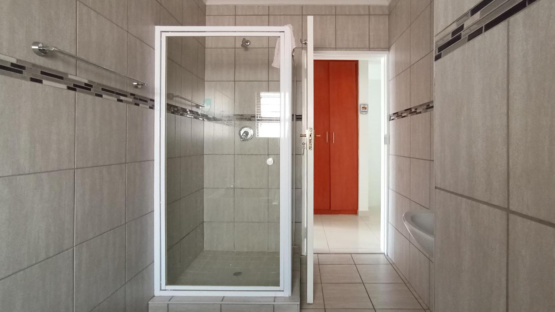 Bathroom 1 - 8 square meters of property in Willow Park Manor