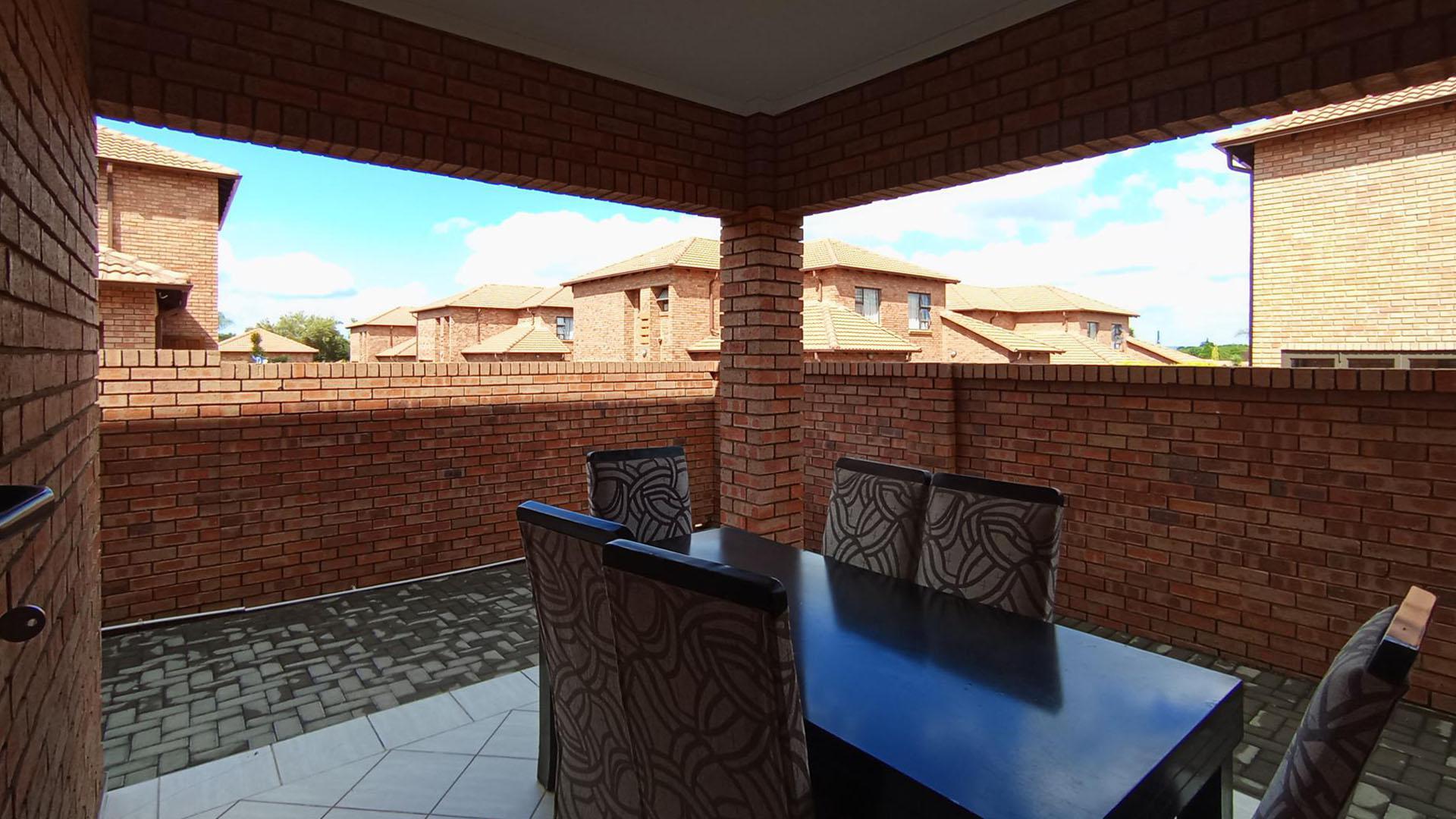 Patio - 10 square meters of property in Willow Park Manor