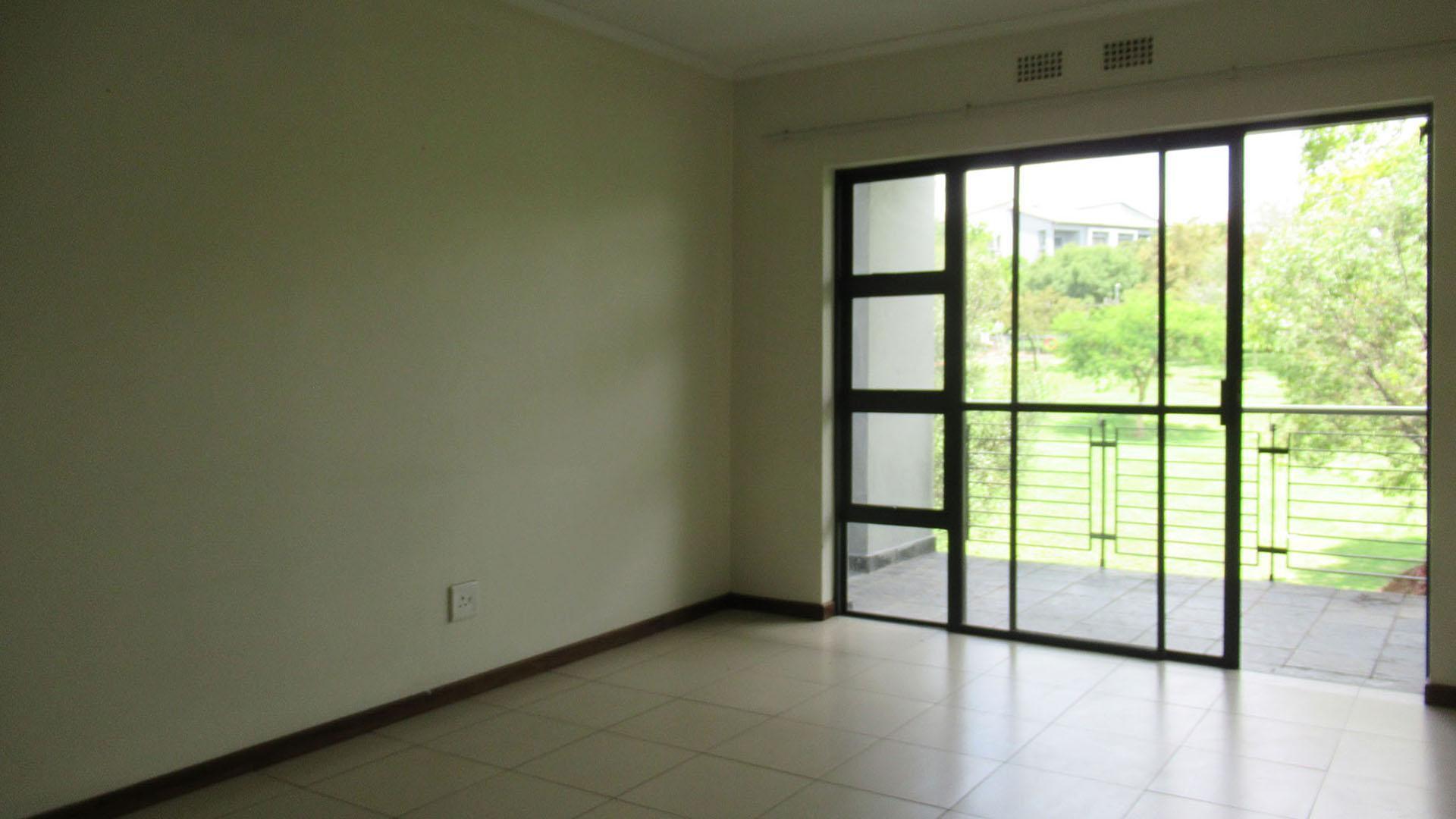 Lounges - 15 square meters of property in Jackal Creek Golf Estate