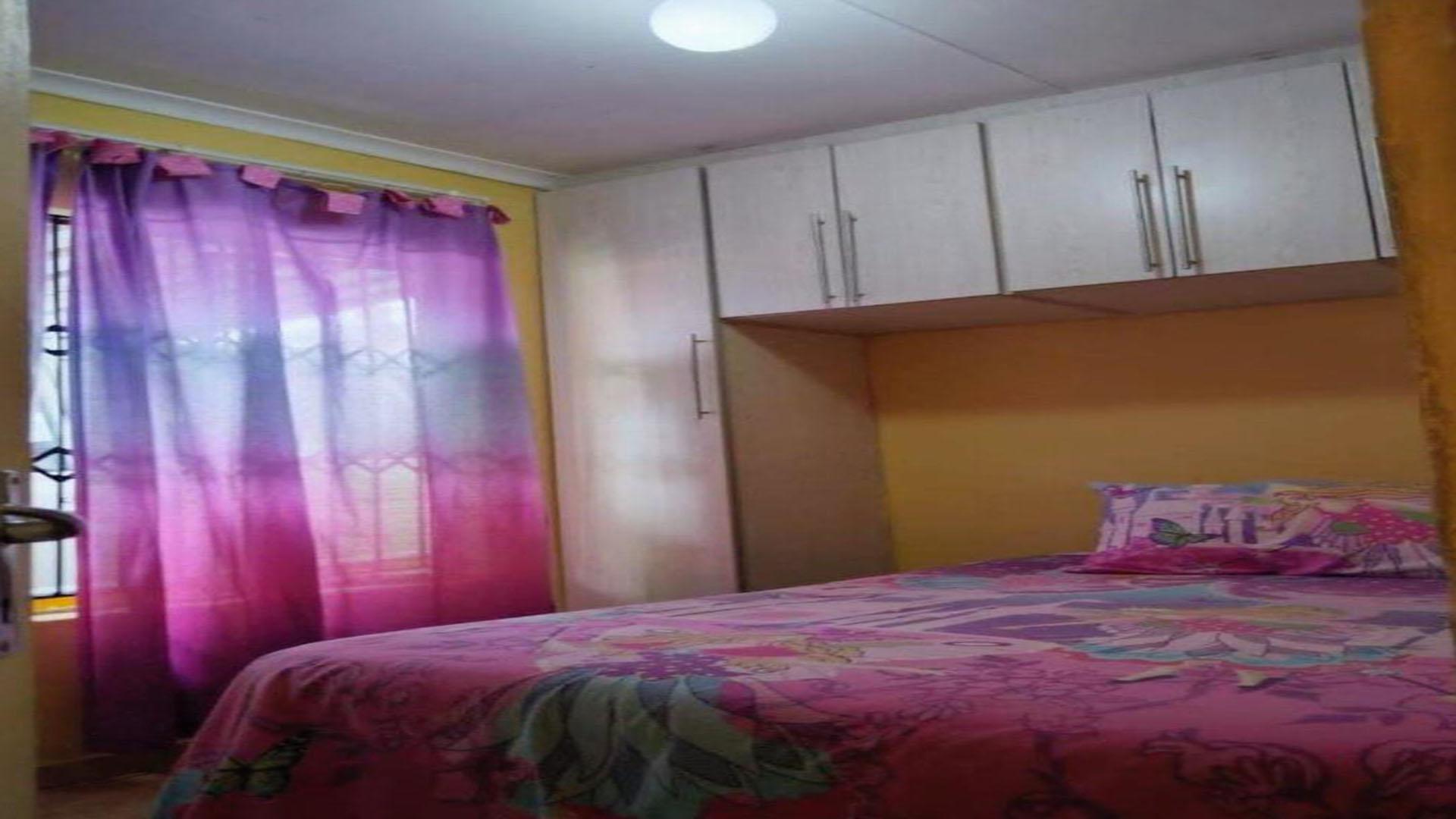 Bed Room 1 of property in Soshanguve East